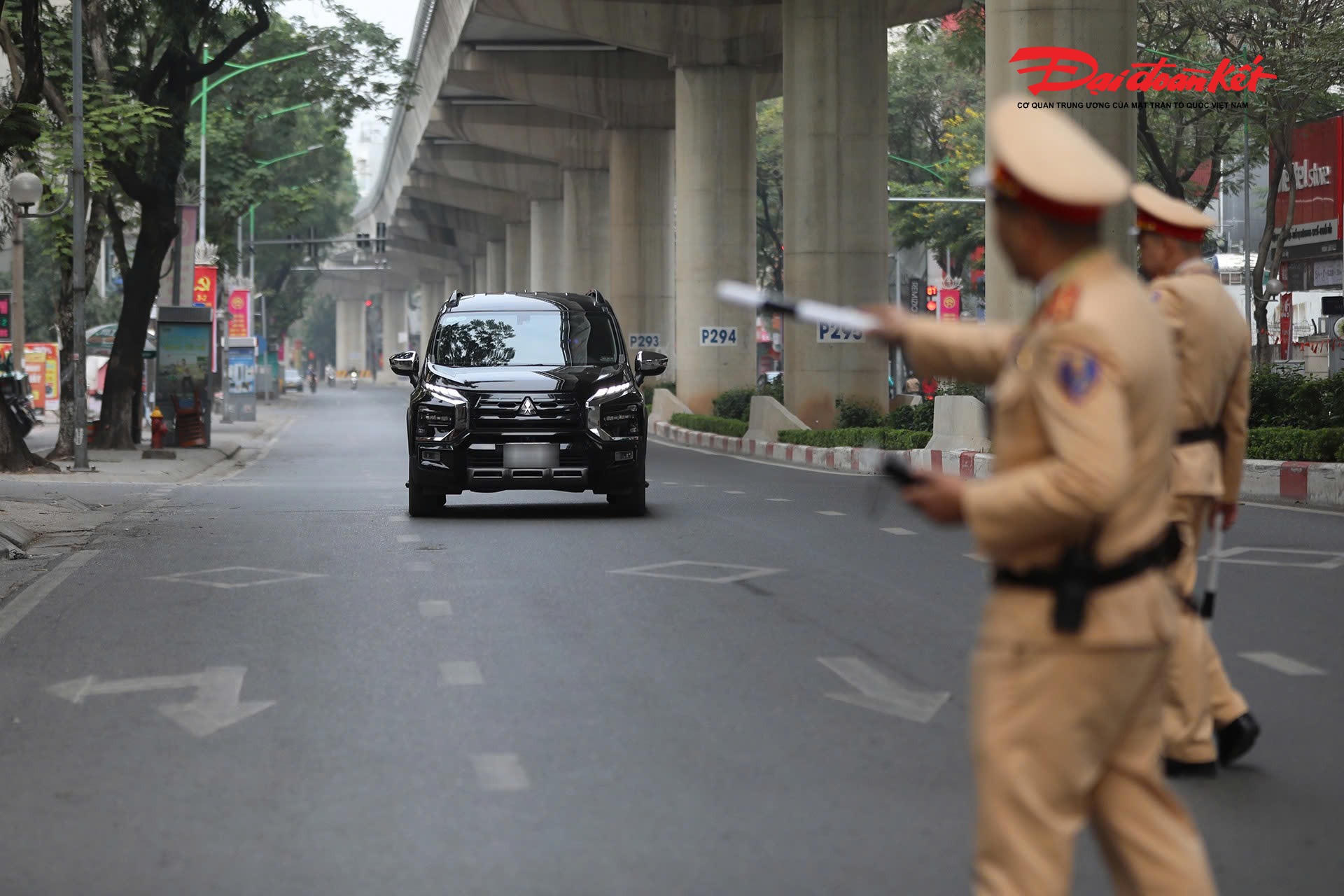 Tại điểm kiểm tra của Đội CSGT đường bộ số 6, Trung tá Phạm Văn Chiến cho biết đơn vị đã bố trí 6 tổ công tác trên các tuyến phụ trách, tập trung xử lý vi phạm nồng độ cồn với người điều khiển ô tô, xe máy và xe đạp.