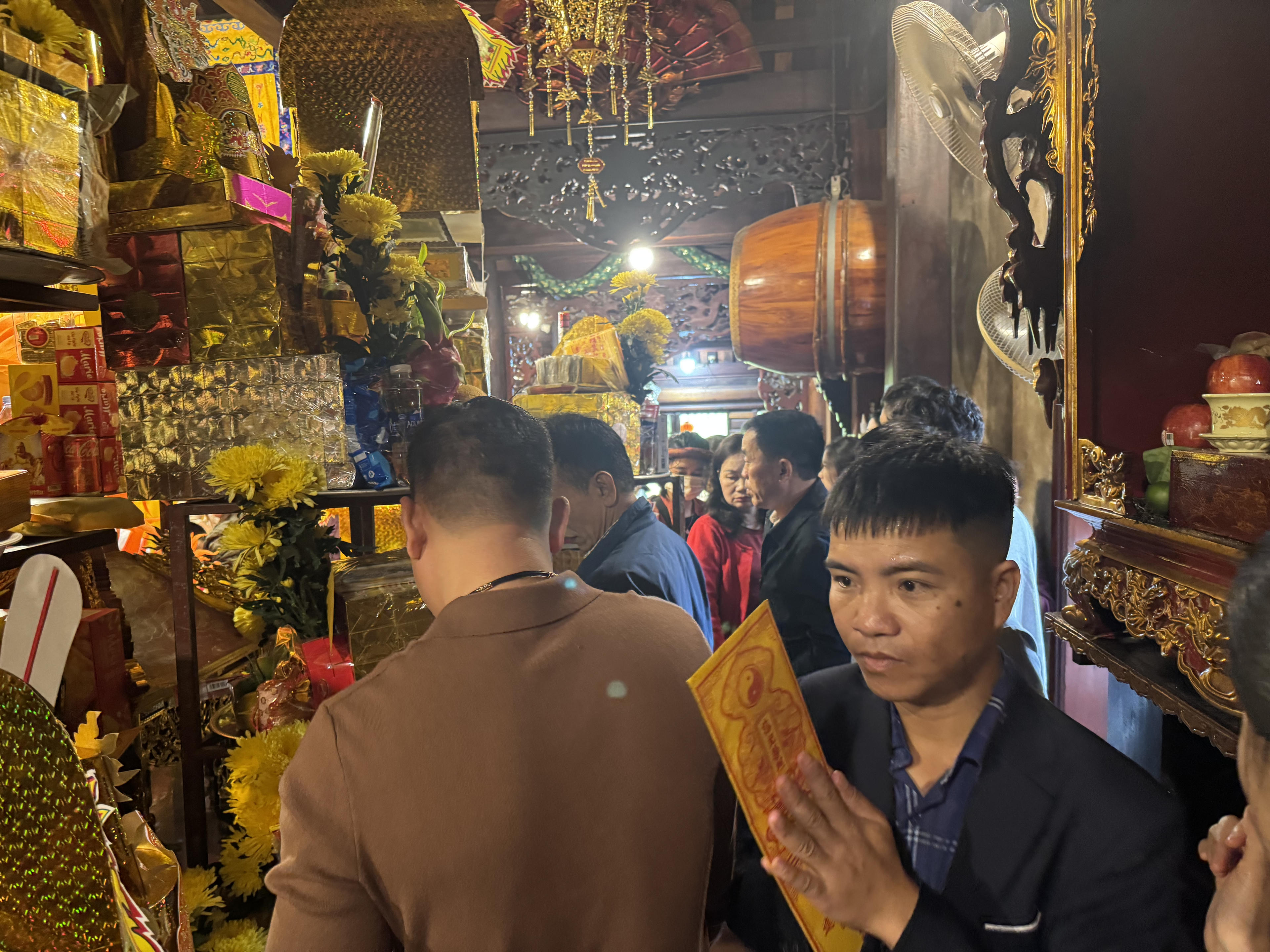 Lượng người đông, chen chúc trong các cung thờ chính. Ảnh: Quốc Thanh
