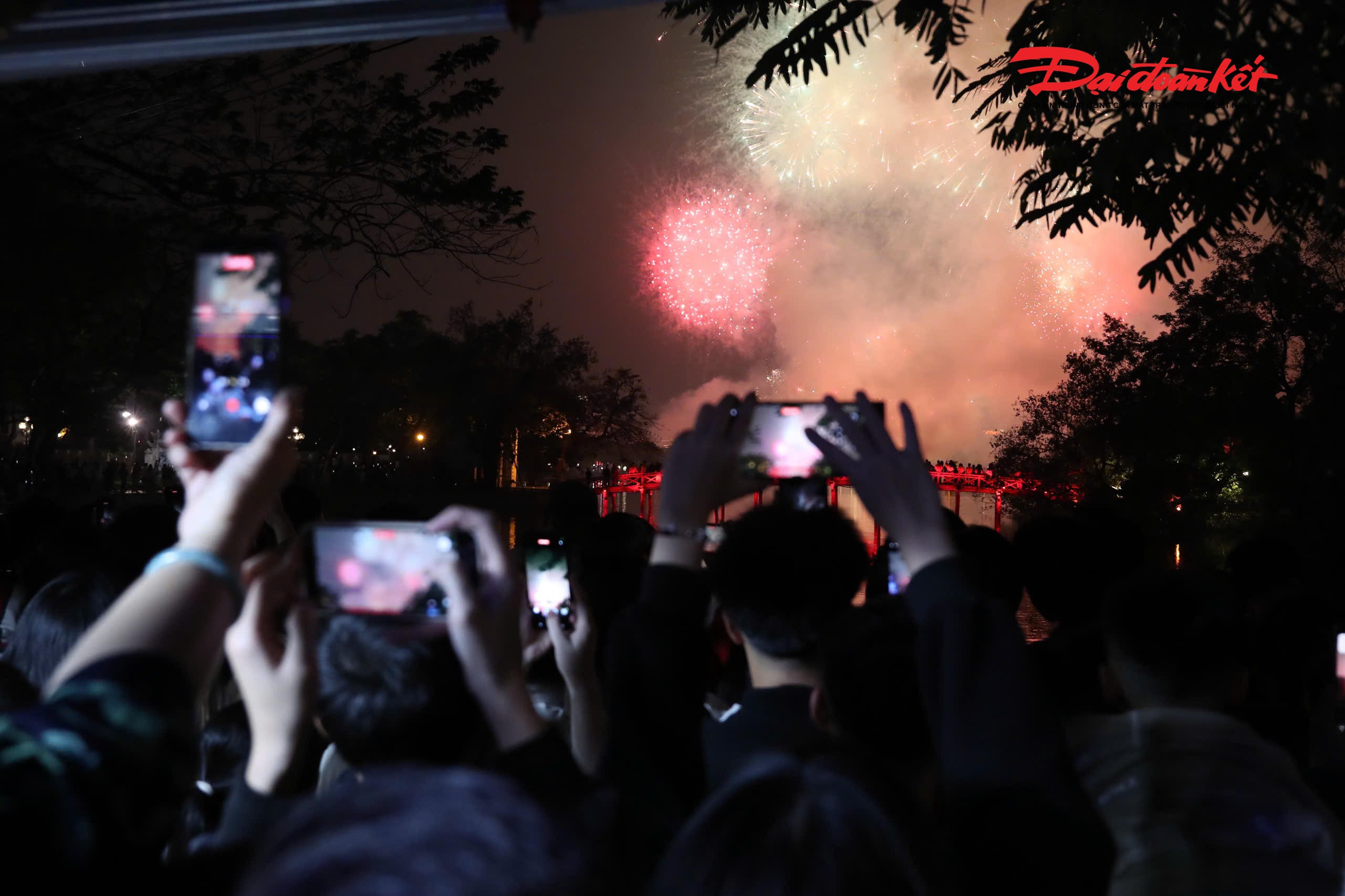 Khi đồng hồ điểm 0h ngày mùng 1 Tết Bính Ngọ, những tràng pháo hoa đầu tiên vút lên nền trời đêm, phản chiếu xuống mặt hồ lấp lánh. Tiếng reo hò, tiếng đếm ngược hòa cùng tiếng nhạc xuân tạo nên khoảnh khắc bùng nổ cảm xúc.