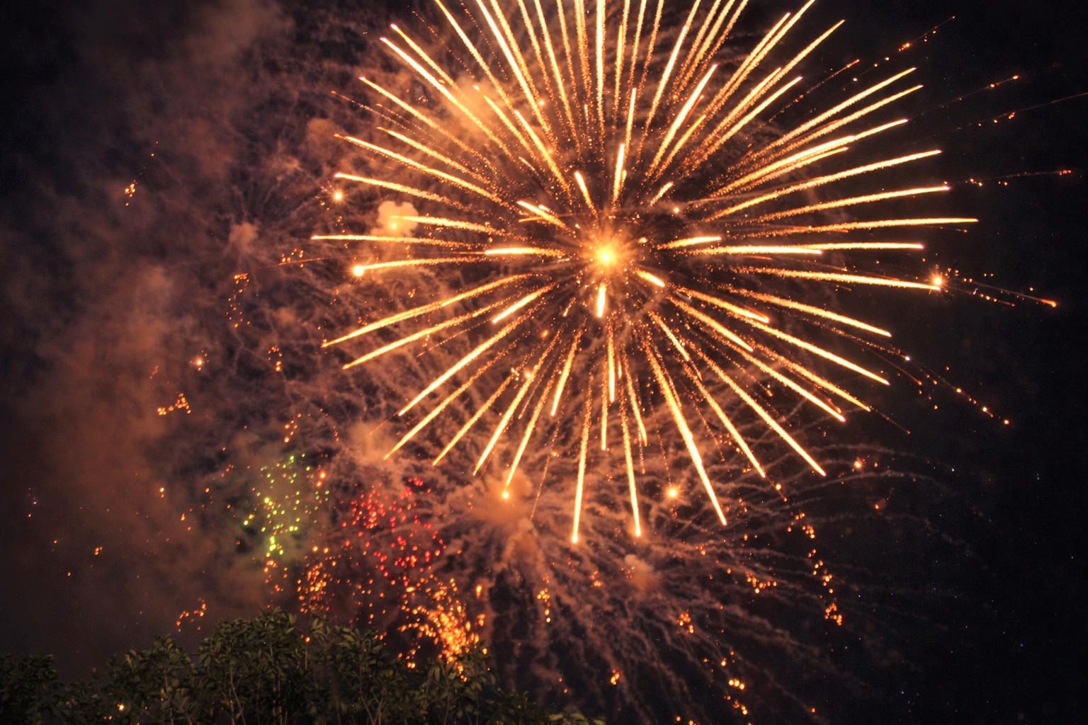 Những màn pháo hoa theo giai điệu nhạc chào mừng năm mới 2026. Ảnh: Chí Đại.