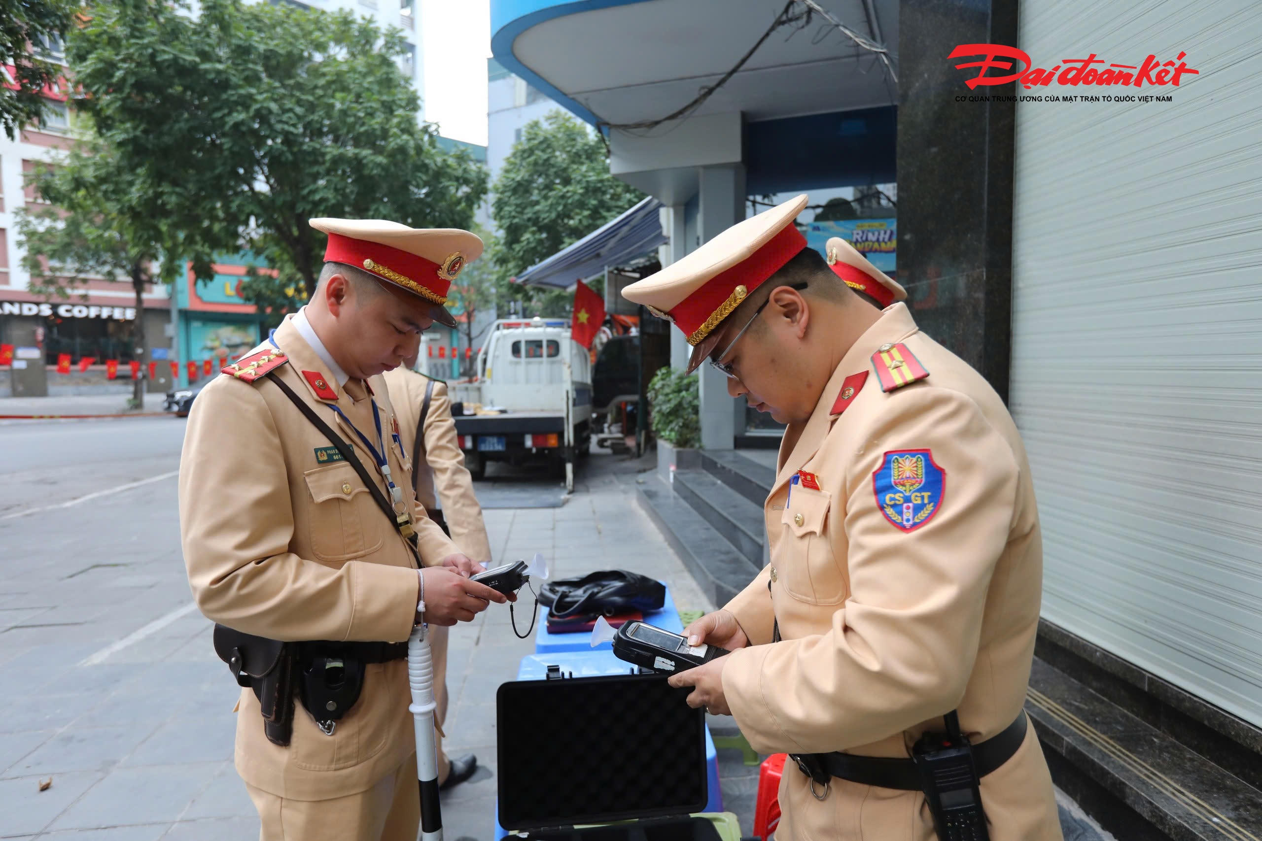 Làm việc với lực lượng chức năng, các trường hợp vi phạm đều thừa nhận có sử dụng rượu, bia trong ngày Tết. Các trường hợp vi phạm đều được lập biên bản, xử lý nghiêm theo quy định của pháp luật.