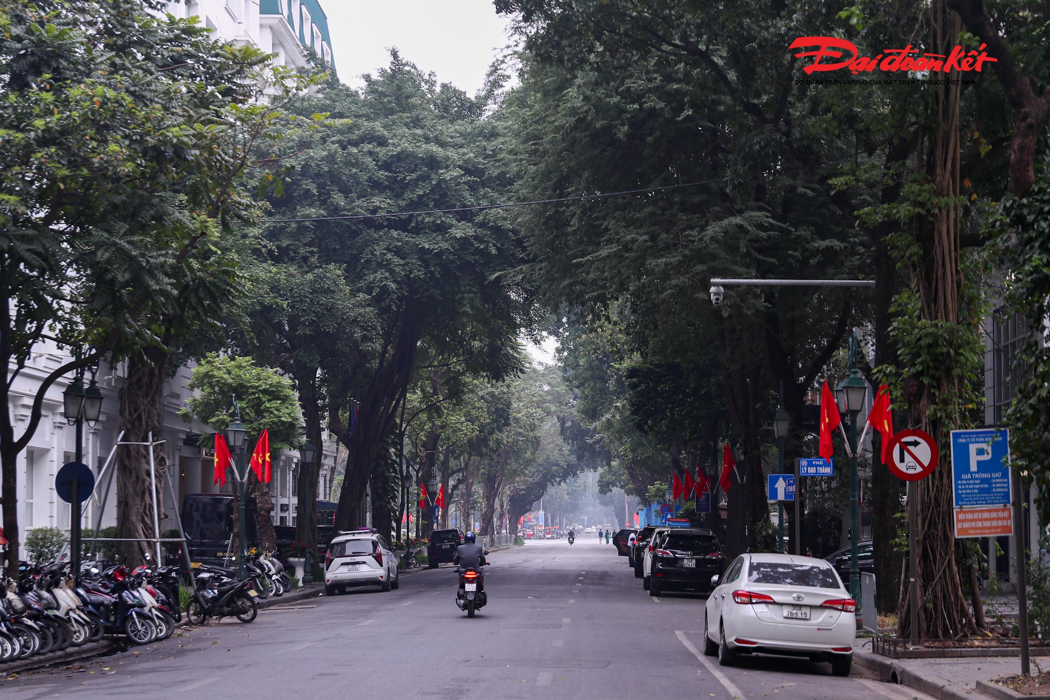 Mùng 1 Tết không chỉ là ngày nghỉ ngơi sau một năm vất vả, mà còn là lúc mỗi người sống chậm lại, cảm nhận sự yên bình của thành phố. Trong khoảnh khắc đầu xuân ấy, Hà Nội nhẹ nhàng như một món quà, nhắc ta trân trọng sum vầy và hy vọng vào một năm mới an lành.