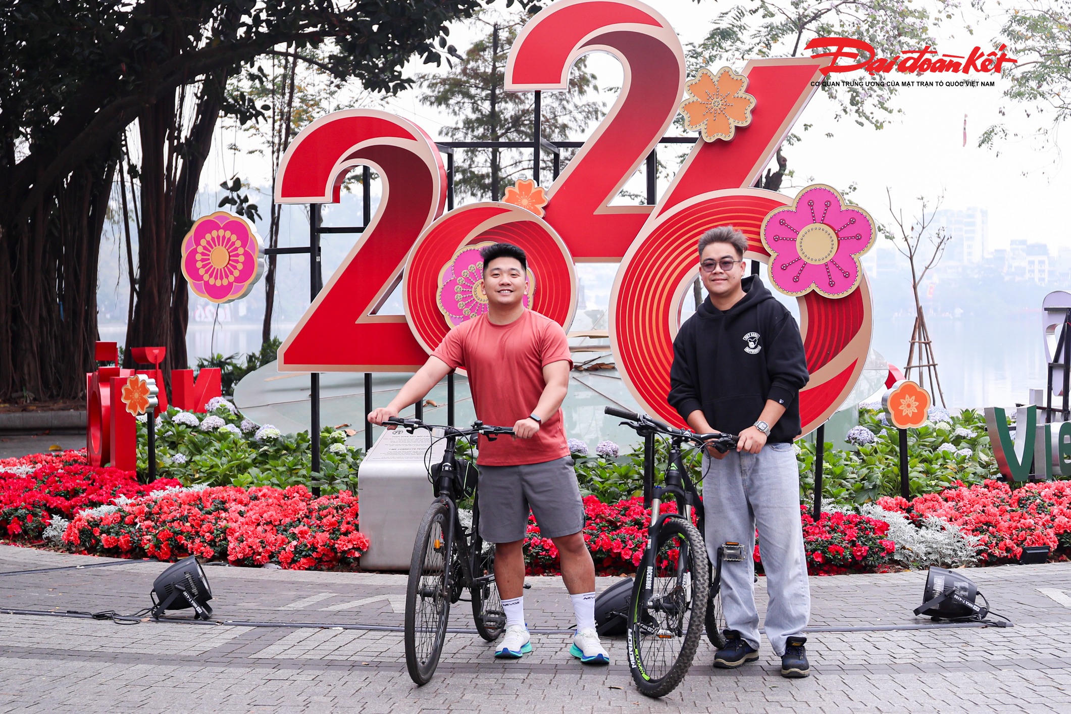 Nhiều bạn trẻ lựa chọn đạp xe dạo quanh hồ Hoàn Kiếm, qua những tuyến đường phố cổ. Không còn tiếng còi xe vội vã, nhịp đạp chậm rãi hòa cùng không khí trong lành tạo nên một khung cảnh vừa bình yên, vừa đầy sức sống.