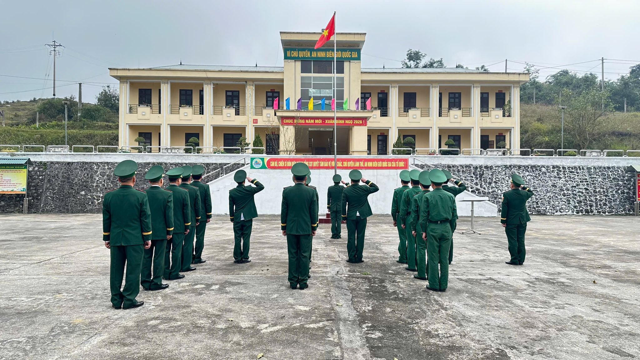 Tại các đơn vị, cán bộ, chiến sĩ chỉnh tề quân phục, đội hình nghiêm trang, thực hiện nghi thức chào cờ, hát Quốc ca với niềm tự hào, xúc động. Trước cờ Tổ quốc thiêng liêng, cấp ủy, chỉ huy các đơn vị đã quán triệt nhiệm vụ, kêu gọi toàn thể cán bộ, chiến sĩ tiếp tục phát huy truyền thống Bộ đội Biên phòng anh hùng, đoàn kết, kỷ luật, nêu cao tinh thần trách nhiệm, sẵn sàng nhận và hoàn thành xuất sắc mọi nhiệm vụ được giao.&nbsp;Ảnh: BĐBP Cao Bằng.