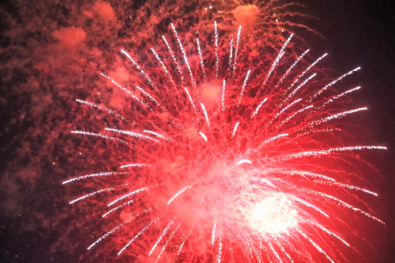 Những màn pháo hoa rực rỡ trên bầu trời phường Bàn Thạch, TP Đà Nẵng. Ảnh: Tấn Thành.