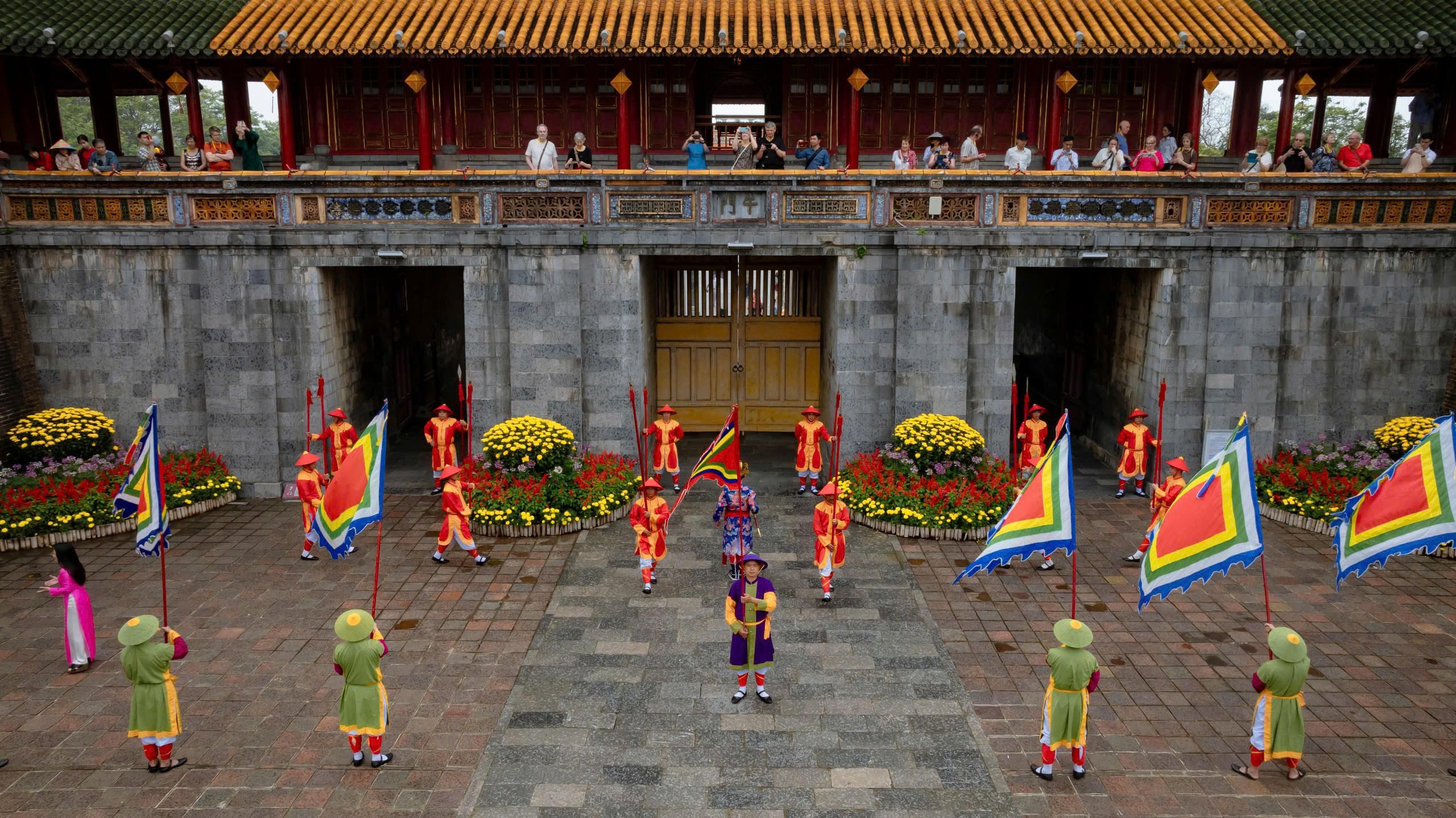 Lễ Đổi gác tại Ngọ Môn diễn ra trang trọng, tiếp nối là các chương trình biểu diễn Đại nhạc, Tiểu nhạc, Ca Huế và nghệ thuật tổng hợp phục vụ du khách. Sau nghi thức Đổi gác, màn bắn súng Thần Công tại khu vực Ngọ Môn đã tạo điểm nhấn ấn tượng, mở đầu cho chuỗi hoạt động ngày đầu năm.&nbsp;Ảnh: CTV.