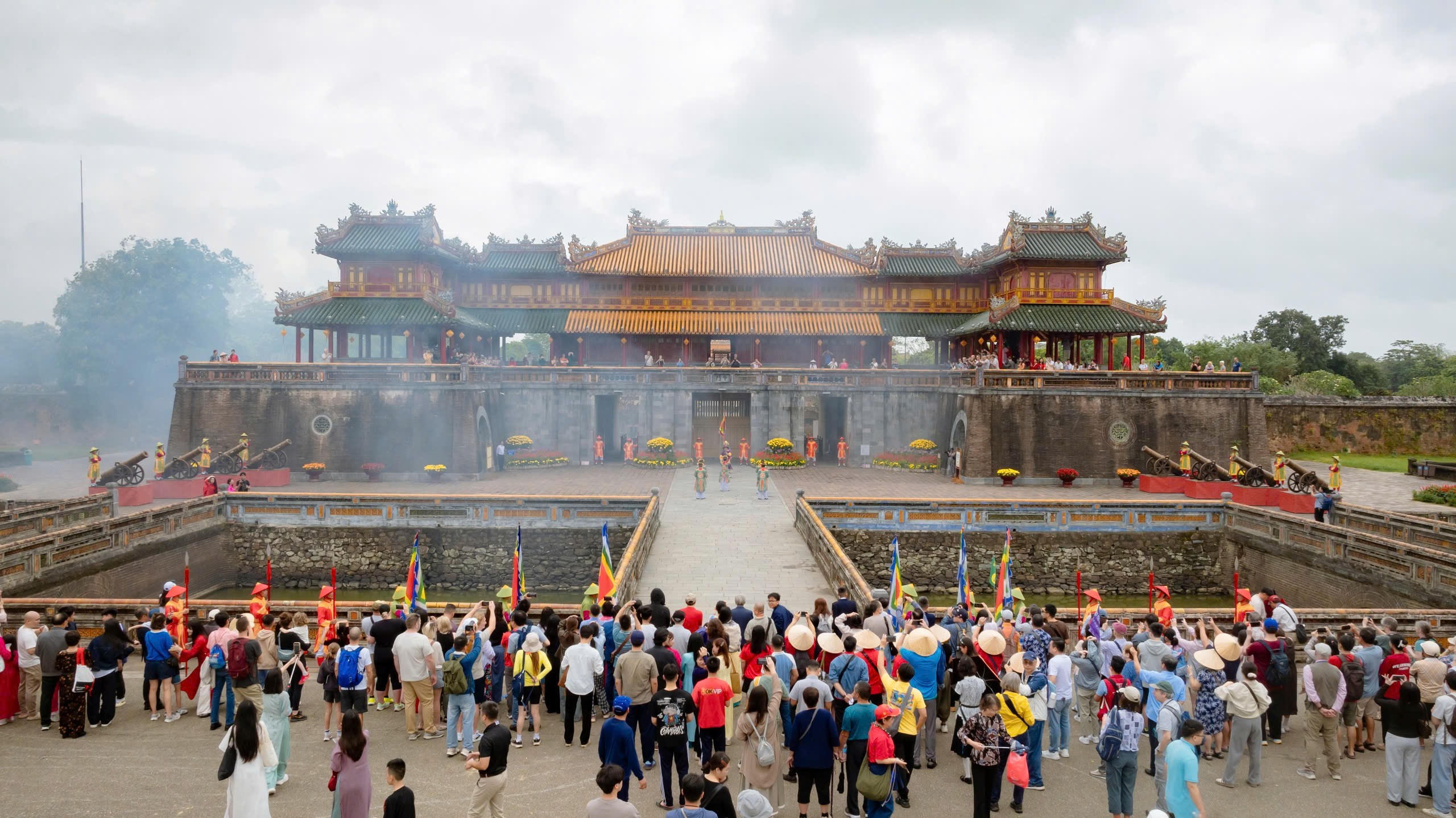 Sáng 17/2 (Mồng 1 Tết Bính Ngọ), tại Đại Nội Huế, Trung tâm Bảo tồn Di tích Cố đô Huế đã tổ chức chương trình đón những du khách quốc tế đầu tiên “xông đất” Di sản Huế đầu năm mới.&nbsp;Ảnh: CTV.