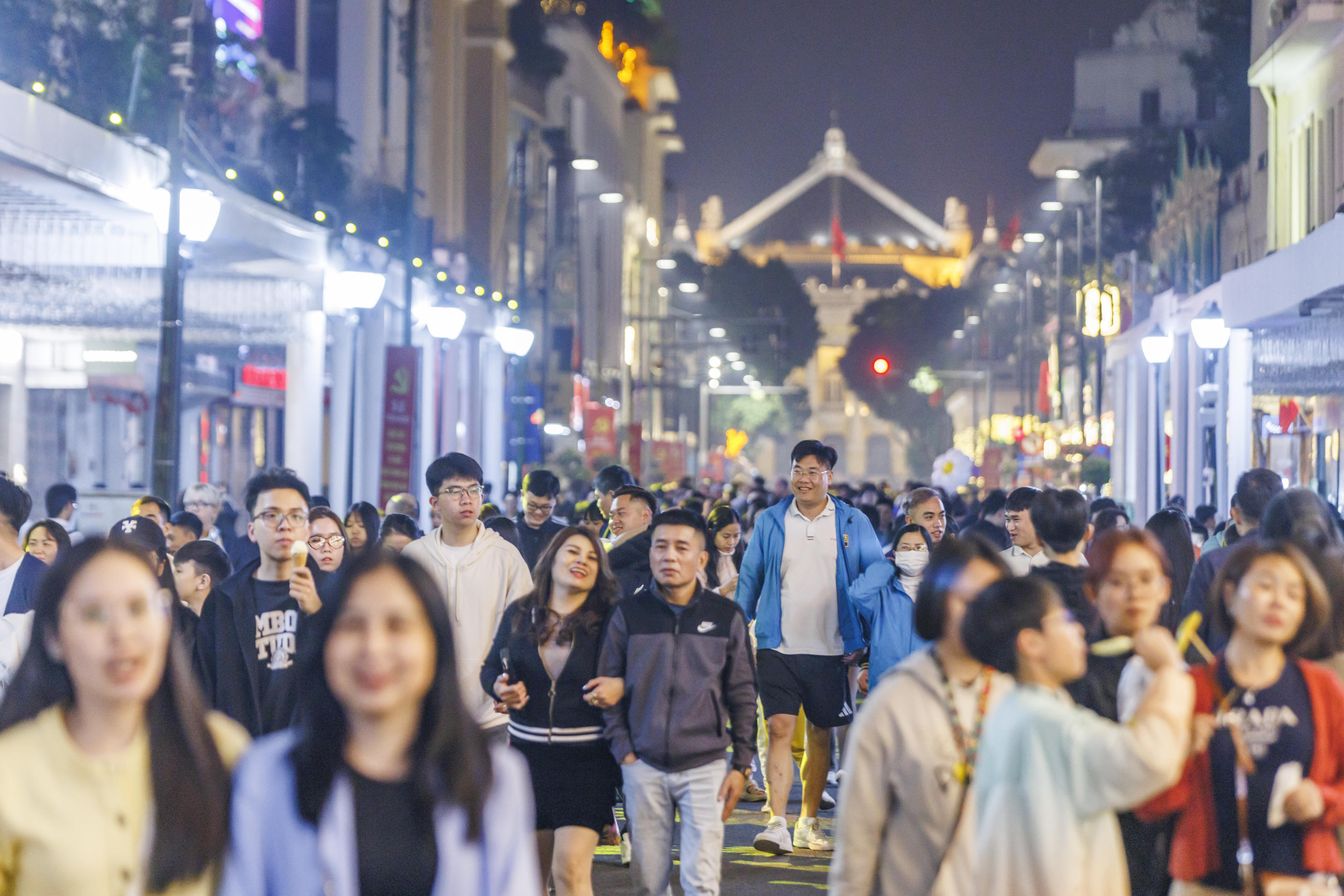 Khu vực quanh Hồ Gươm đông kín người ngay từ chiều.