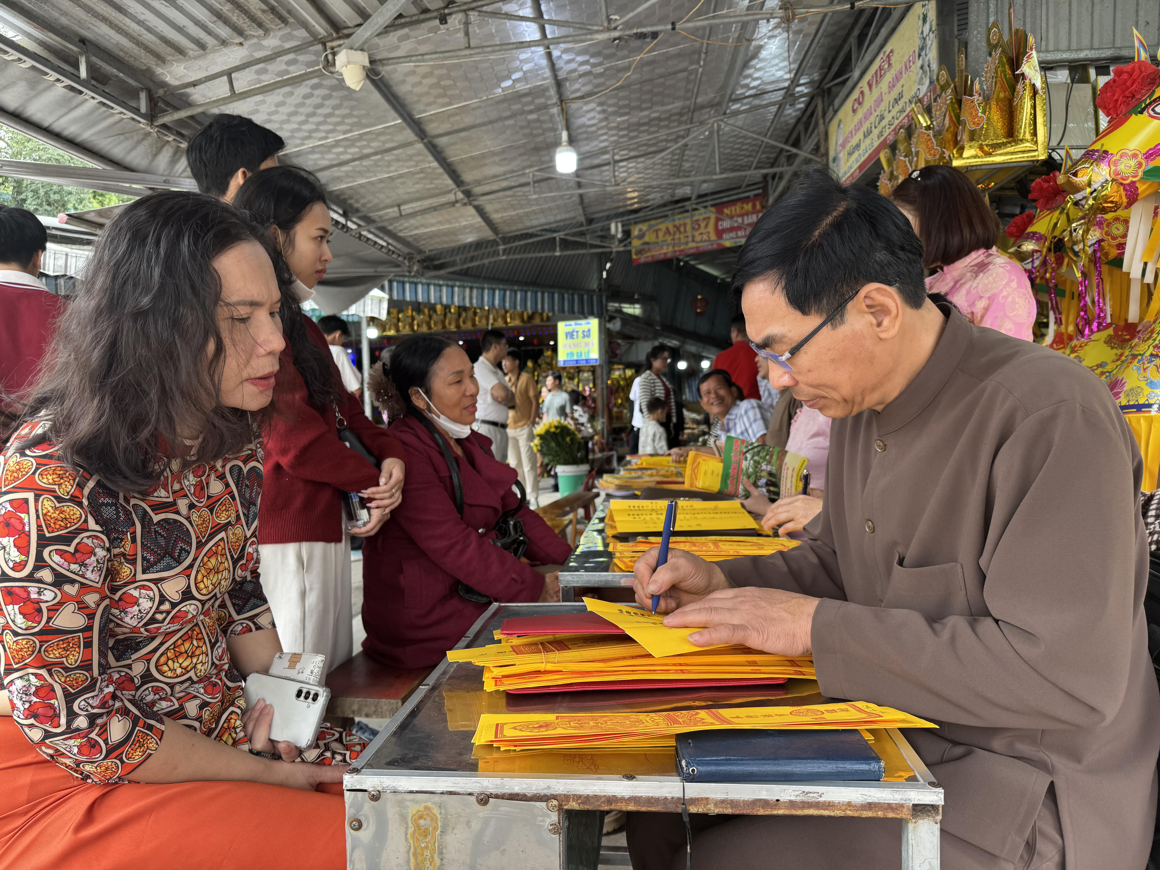 Dịch vụ viết sớ lễ trở nên "đắt khách" trong ngày đầu năm mới. Ảnh: Quốc Thanh