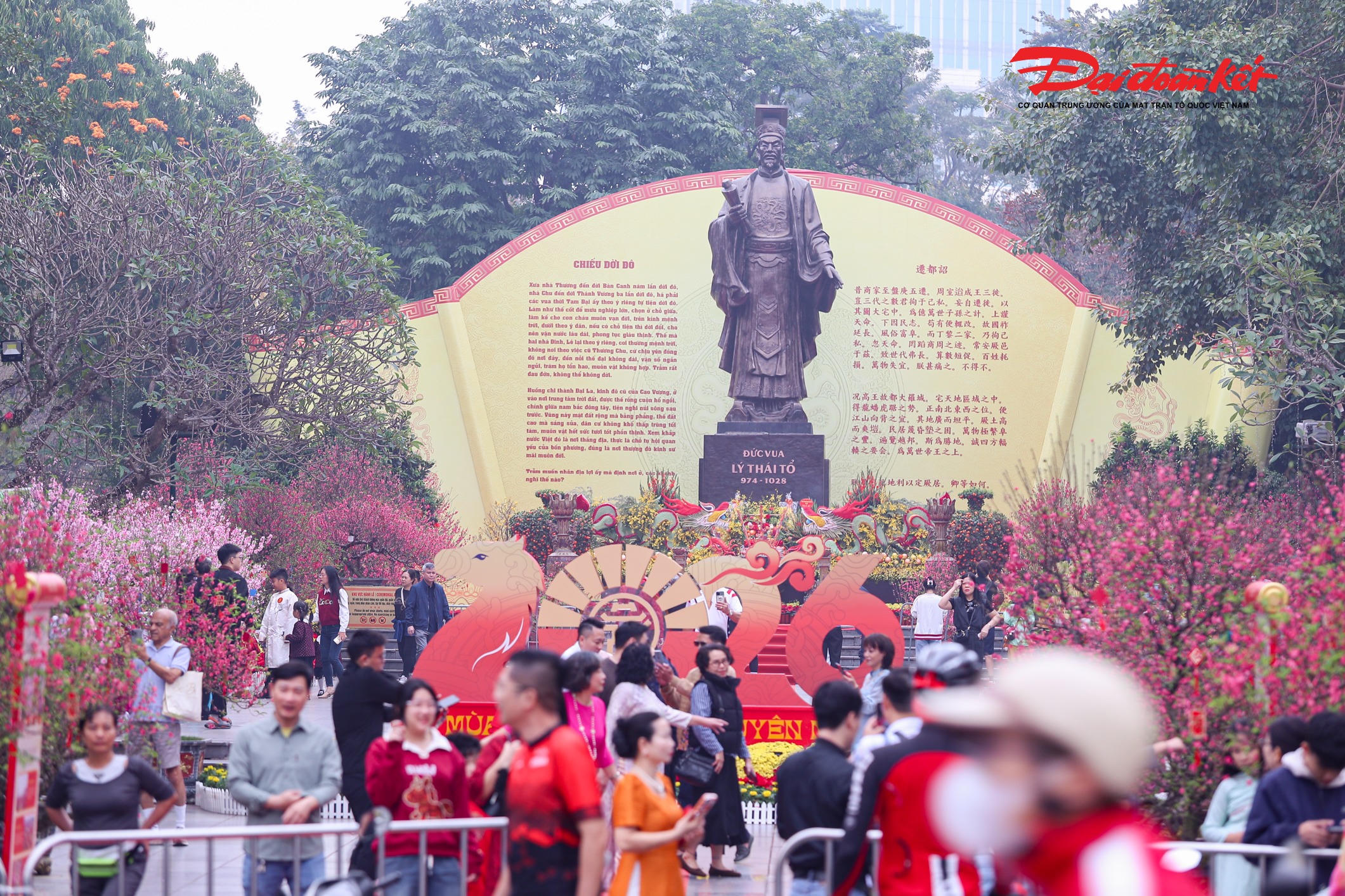 Trong ngày mùng 1 Tết, khu vực tượng đài Lý Thái Tổ trở thành điểm hẹn quen thuộc của đông đảo người dân và du khách đến du xuân, chụp ảnh lưu niệm.