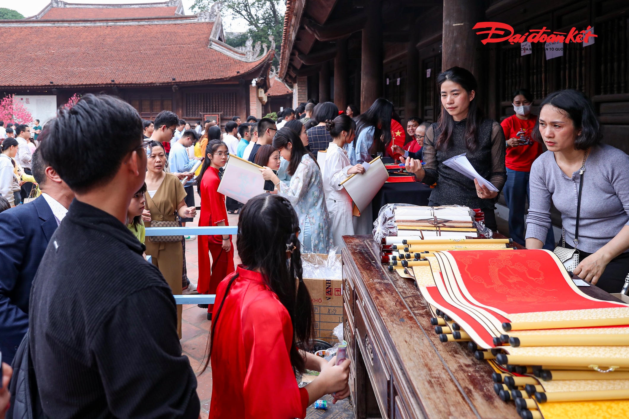 Tại khu vực Hồ Văn thuộc Di tích quốc gia đặc biệt Văn Miếu – Quốc Tử Giám, “Hội chữ Xuân Bính Ngọ 2026” được tổ chức với 35 gian lều thư pháp, thu hút đông đảo du khách tới tham quan và trải nghiệm.