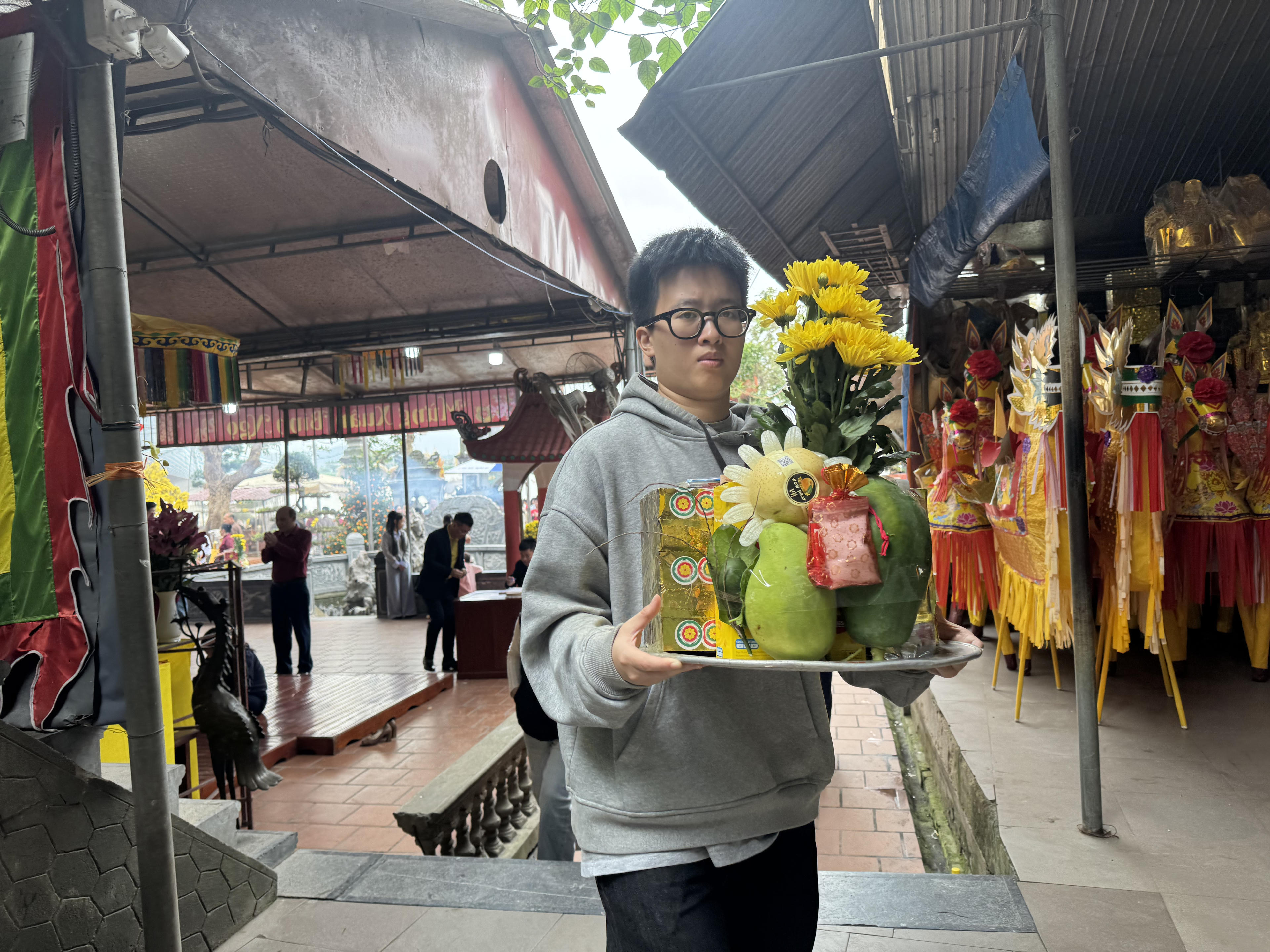 Mọi người sắm lễ đến chiêm bái tại Đền Chợ Củi để cầu mong một năm mới bình an, mạnh khỏe và nhiều tài lộc cho bản thân và gia đình. Ảnh: Quốc Thanh