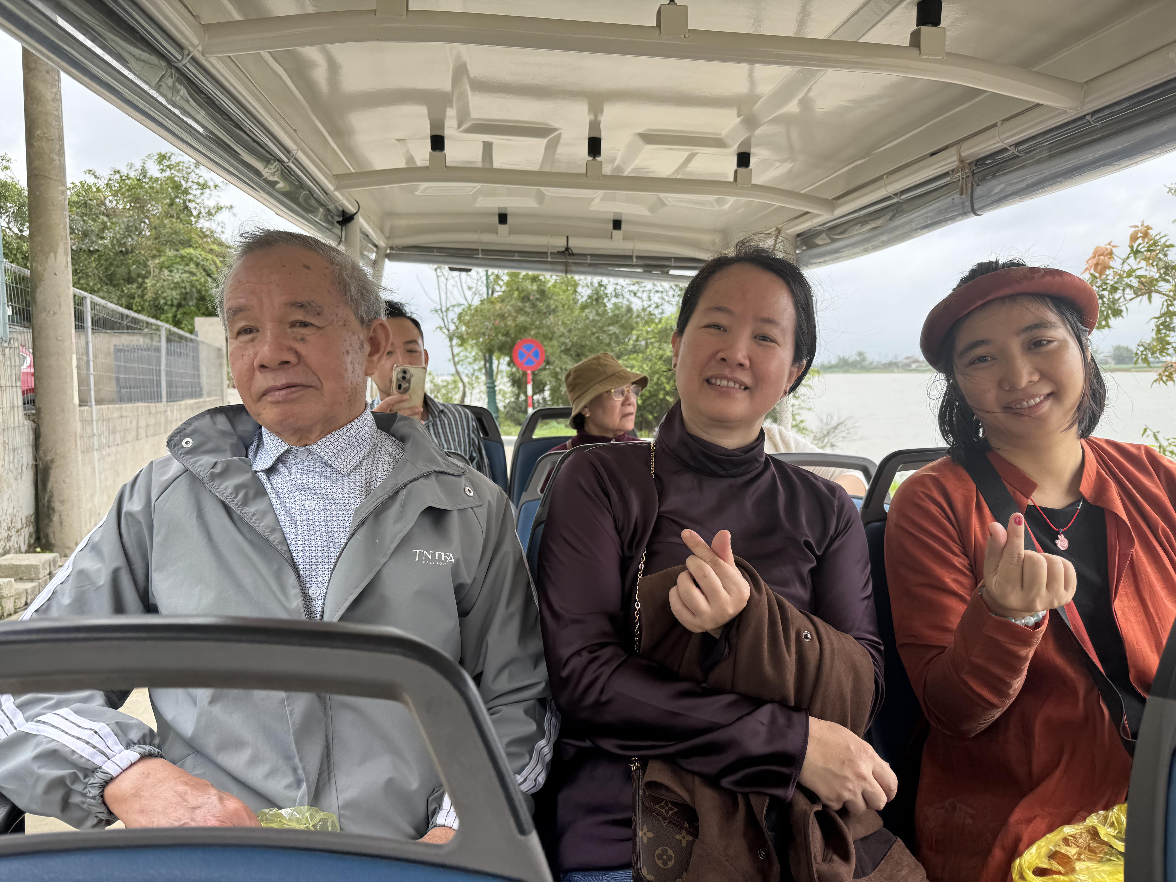 Ông Phạm Văn Hồng, 73 tuổi, phường Vinh Hưng, tỉnh Nghệ An cùng người thân được xe điện đưa đón từ bãi xe vào đền. Đền Chợ Củi là địa điểm tâm linh được gia đình ông chọn để chiêm bái dịp trước và sau Tết Nguyên đán hàng năm. "Đầu năm đi lễ, cuối năm đi tạ tôi đều đến Đền Chợ Củi. Đến Đền thắp hương cầu nguyện, tham quan thấy lòng thanh thản, tâm an để hướng đến một năm tràn đầy khí thế mới, vui tươi và may mắn", ông Hồng bày tỏ. Ảnh: Quốc Thanh