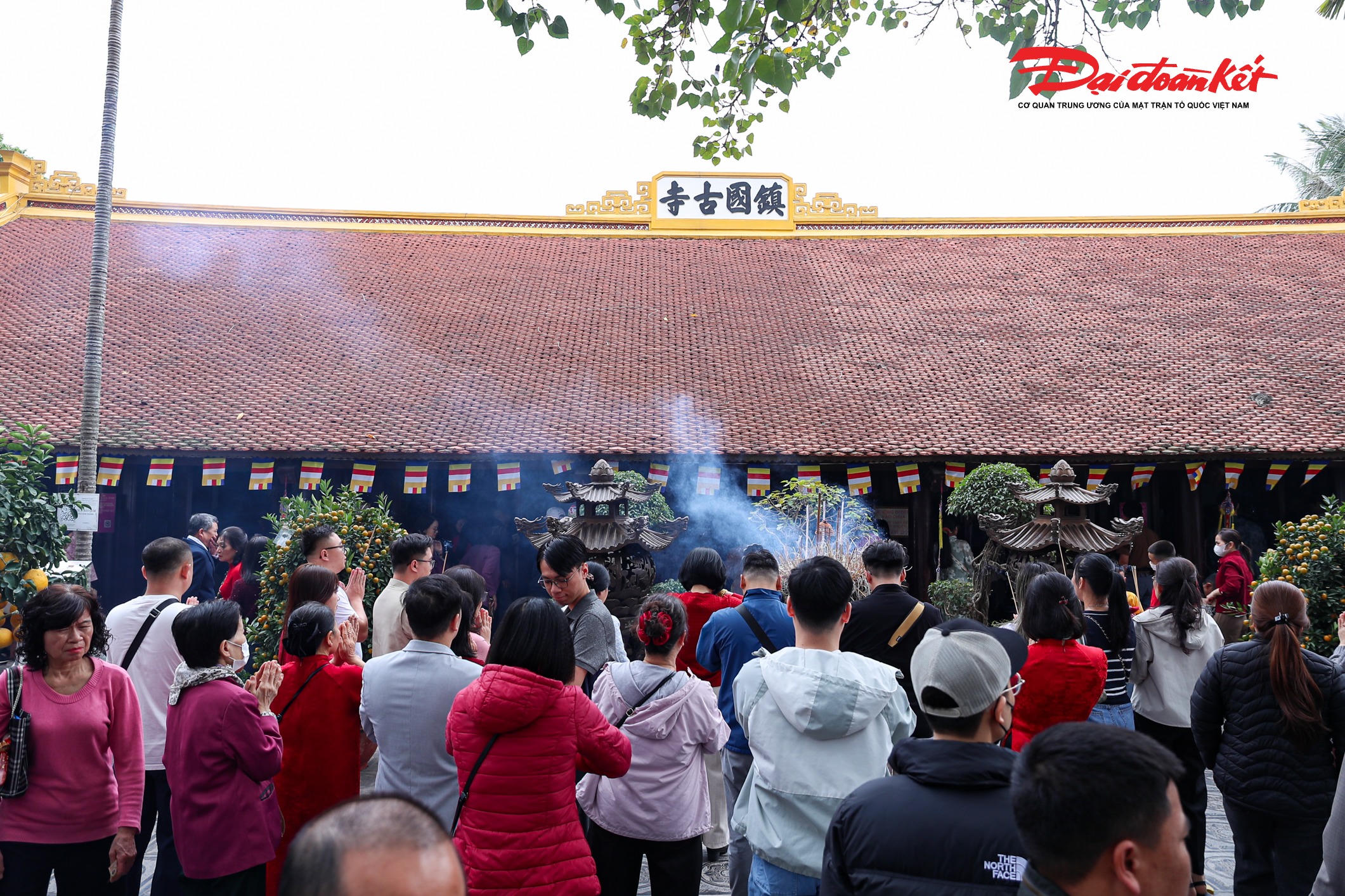 Tại chùa Trấn Quốc (Hà Nội), ngay từ sáng sớm, đông đảo người dân và du khách đã tìm đến du xuân, vãn cảnh, dâng hương lễ Phật, cầu mong bình an và xin lộc đầu năm.