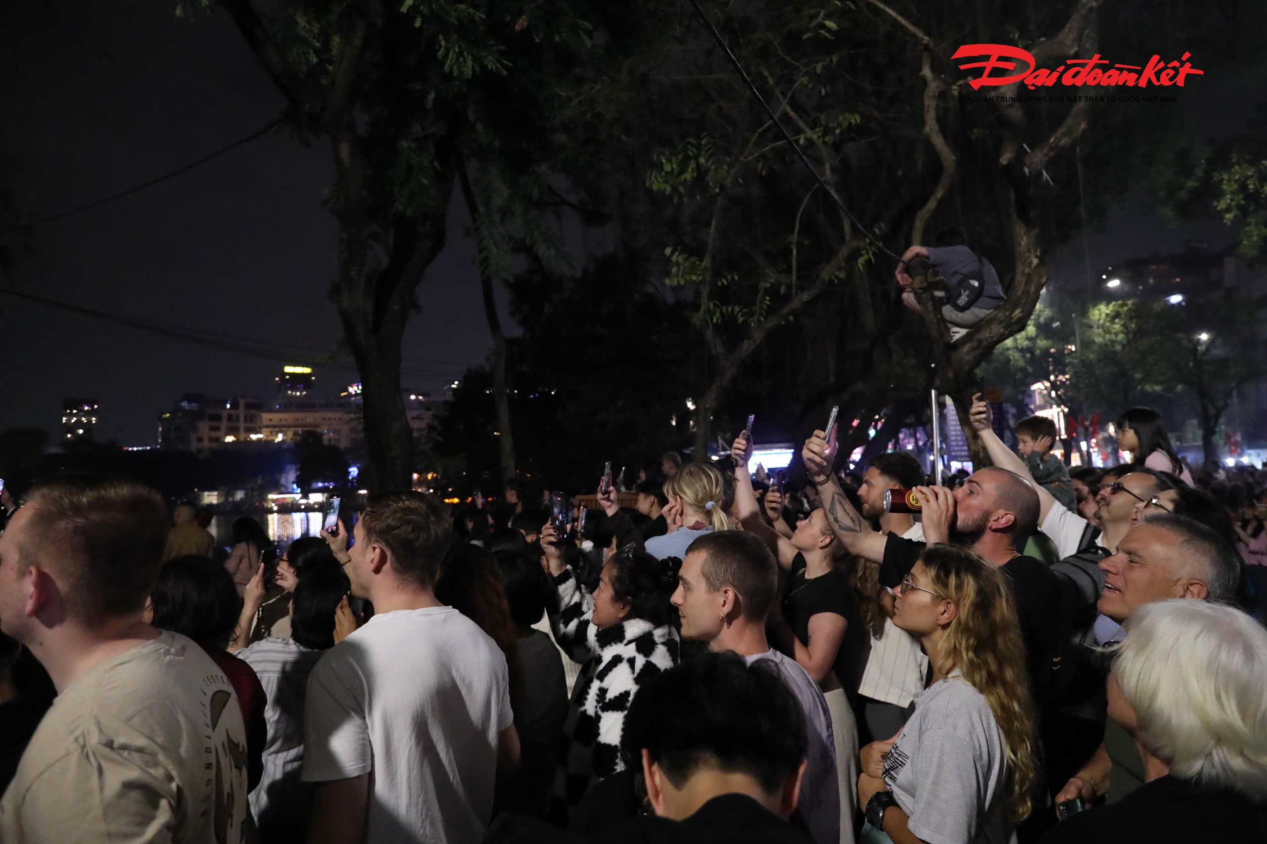 Theo ghi nhận từ tối ngày 16/2 (29 Tết), khu vực quanh Hồ Gươm và quảng trường Đông Kinh Nghĩa Thục đã chật kín người. Dòng người đổ về mỗi lúc một đông, tạo nên bầu không khí náo nhiệt đầy háo hức. Ai nấy đều chọn cho mình một vị trí đẹp để có thể chiêm ngưỡng trọn vẹn màn pháo hoa mừng năm mới.