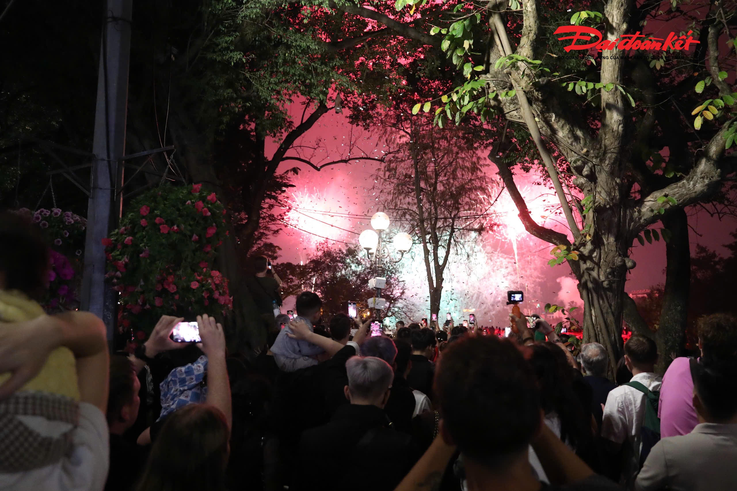 Không khí giao thừa Thủ đô cuốn hút du khách quốc tế trong khoảnh khắc chuyển giao năm cũ - mới.