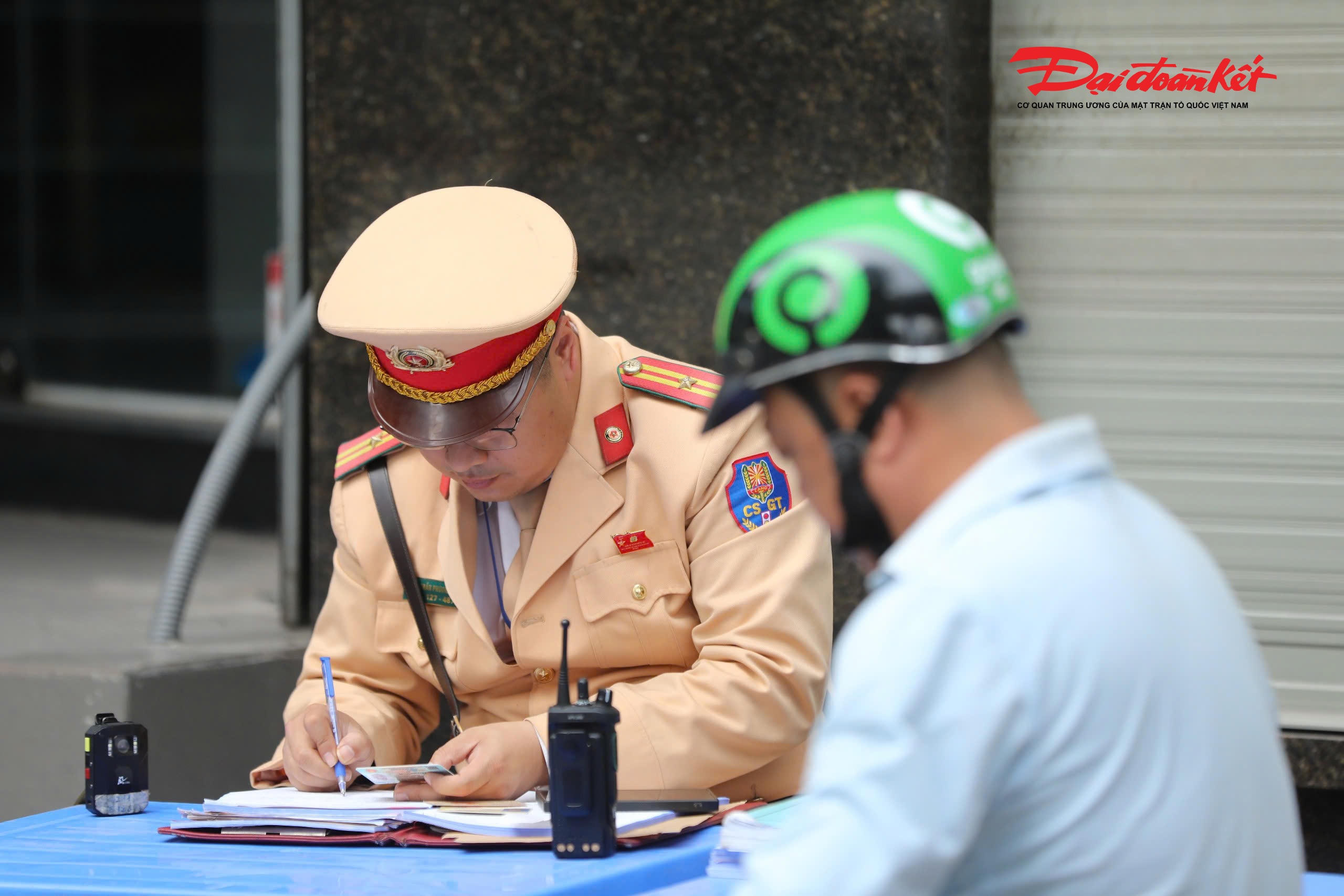 Tại chốt kiểm tra, lực lượng chức năng phát hiện tài xế H.P.L. (SN 1976, trú phường Cầu Giấy, Hà Nội) điều khiển xe máy BKS 29P1-951.XX có nồng độ cồn 0,060 mg/L khí thở.

Người này cho biết do chủ quan trong ngày Tết, cho rằng quãng đường di chuyển ngắn nên vẫn sử dụng rượu, bia trước khi điều khiển phương tiện.