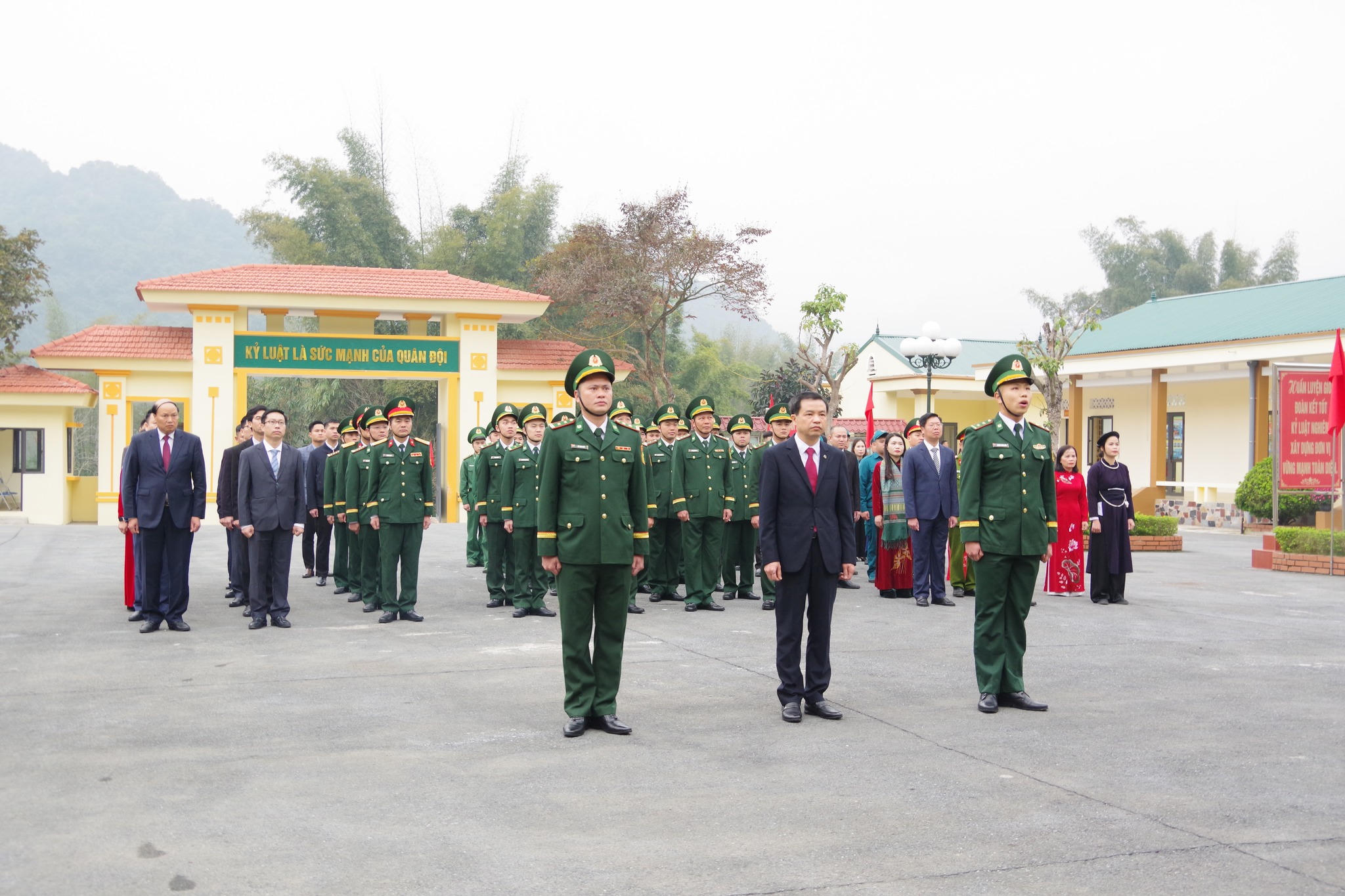 Sáng 17/2, tức mùng 1 Tết Nguyên đán Bính Ngọ 2026, đoàn công tác của tỉnh Cao Bằng do ông Bế Thanh Tịnh, Phó Bí thư Thường trực Tỉnh ủy, Chủ tịch HĐND tỉnh Cao Bằng làm trưởng đoàn đến thăm, chúc tết các đơn vị tại xã Đàm Thủy.&nbsp;Ảnh: BĐBP Cao Bằng.. 