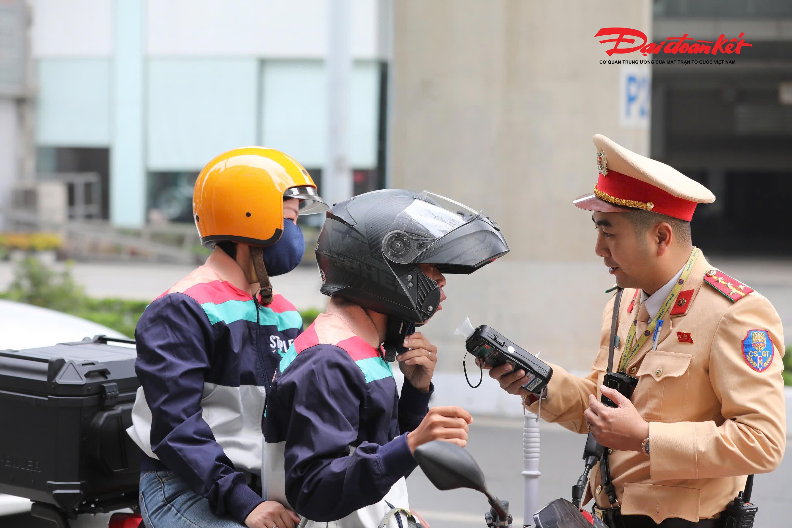 Tại địa bàn cửa ngõ Thủ đô, trong sáng cùng ngày, Đội CSGT đường bộ số 6 cũng triển khai các tổ công tác làm nhiệm vụ trên các tuyến giao thông trọng điểm. Qua kiểm tra, lực lượng chức năng phát hiện và xử lý nhiều trường hợp vi phạm nồng độ cồn.