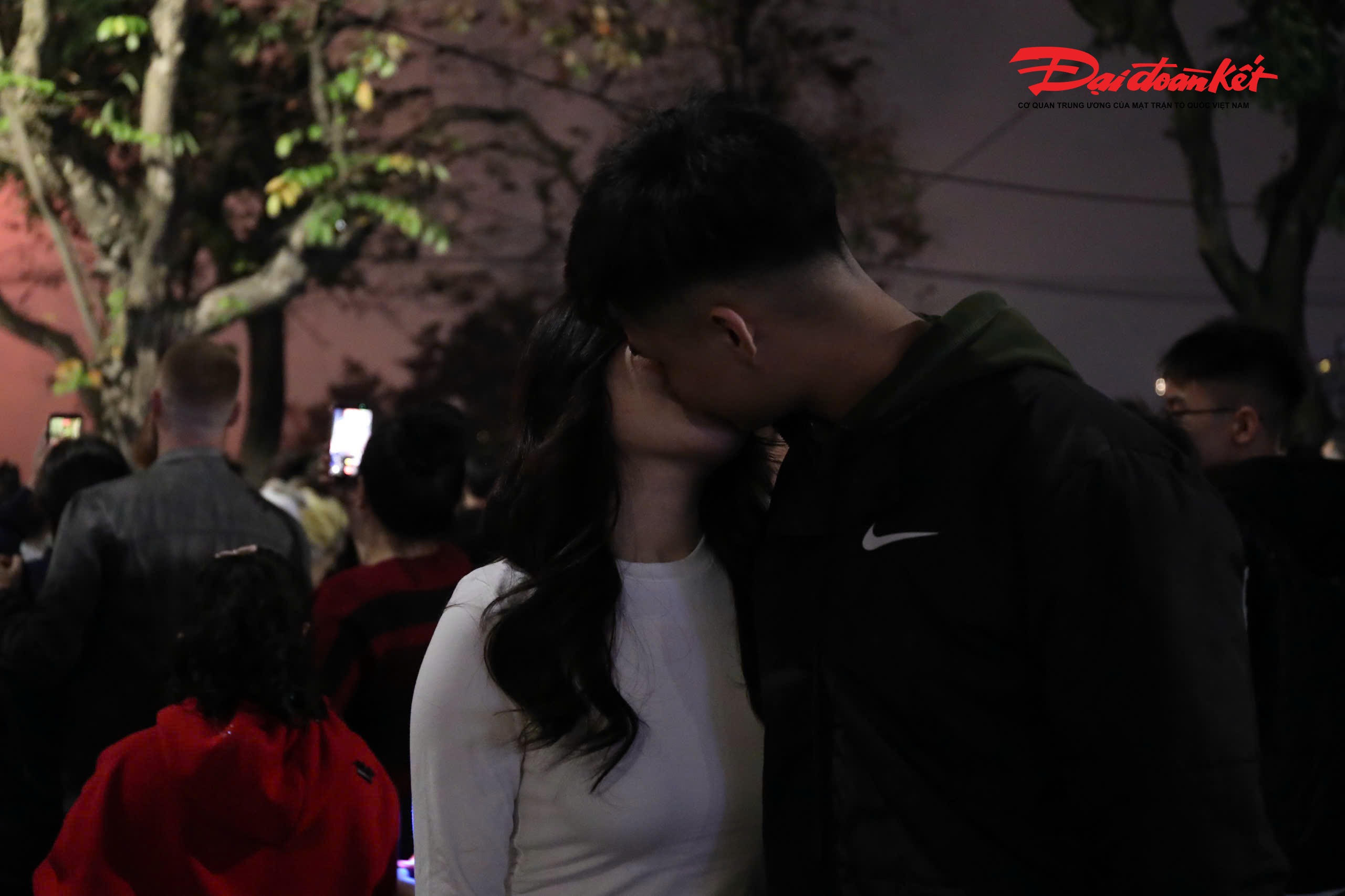 Giữa biển người ấy, nhiều cặp đôi nắm chặt tay nhau, trao nhau những cái ôm và nụ hôn ngọt ngào.