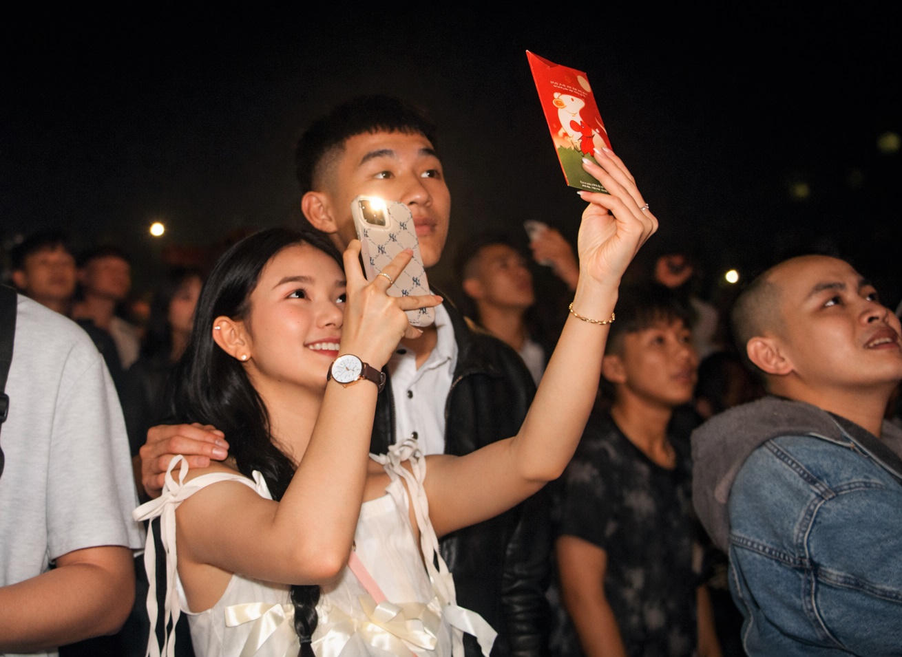 Nhiều bạn trẻ ở TP Đà Nẵng dùng điện ghi lại khoảnh khắc chào đón năm mới 2026. Ảnh: Chí Đại.