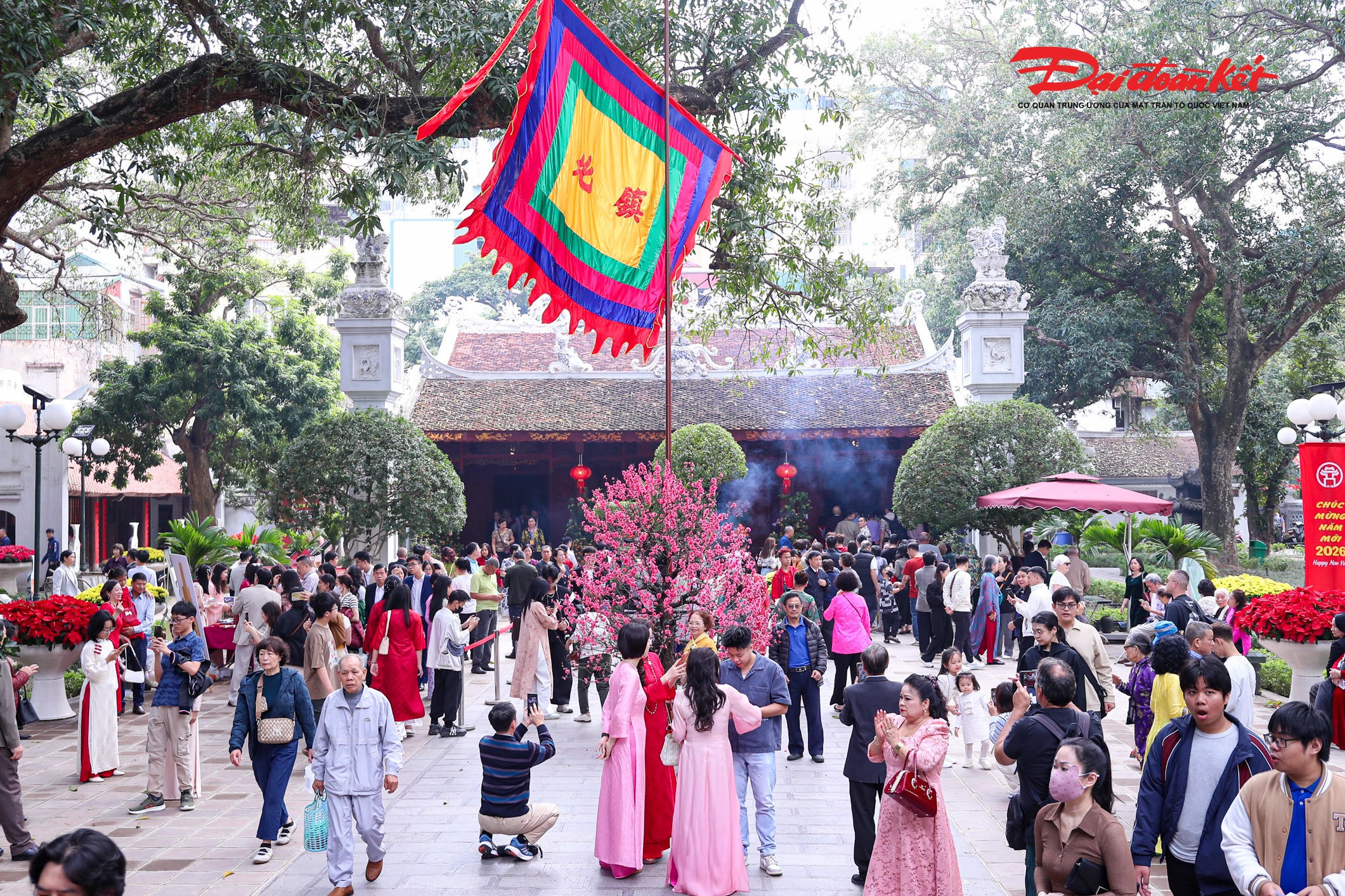 Sáng mùng 1 Tết Bính Ngọ, đền Quán Thánh tấp nập người dân và du khách tới dâng hương, lễ Thánh.