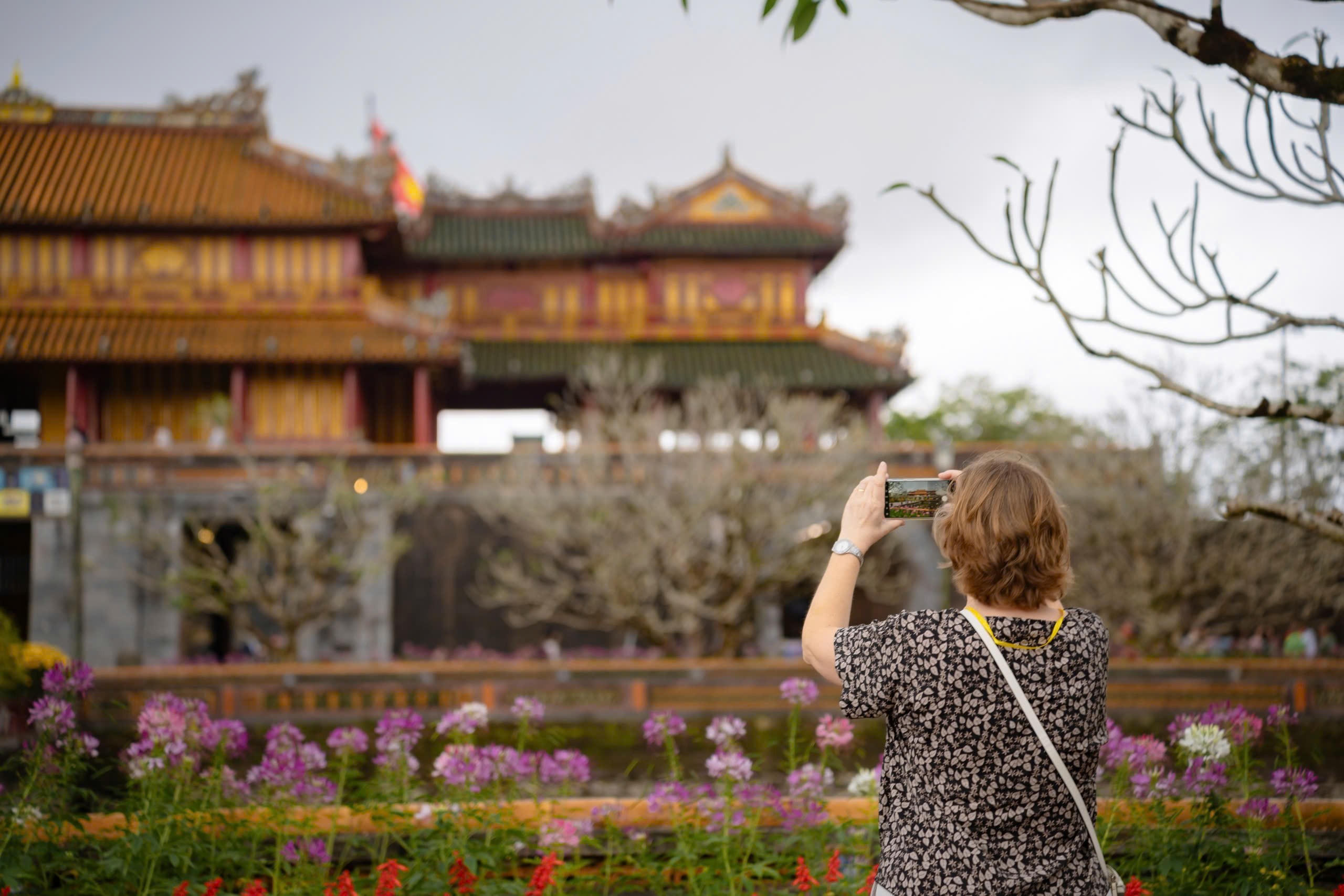 Du khách nước ngoài lưu lại khoảnh khắc đẹp khi đến thăm Đại Nội Huế trong ngày đầu năm mới. Ảnh: CTV.