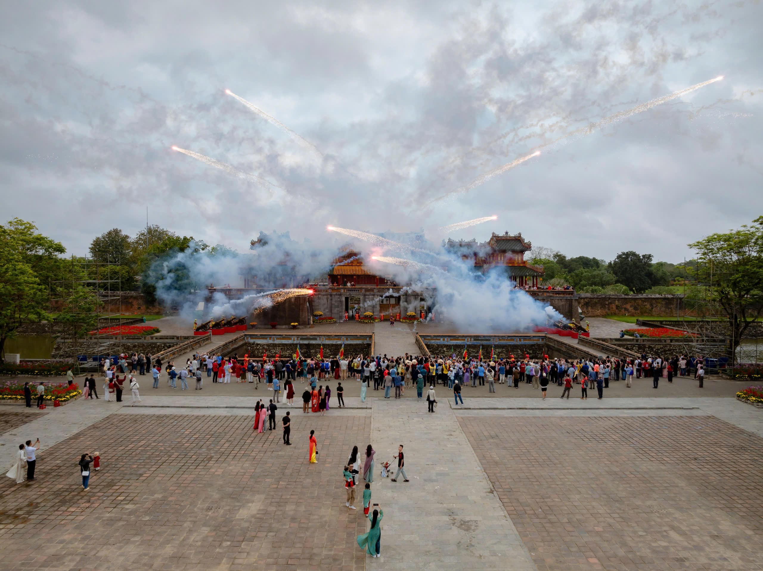 Bên cạnh đó, nhiều chương trình nghệ thuật truyền thống và hoạt động trải nghiệm văn hóa được tổ chức phục vụ du khách, bao gồm trình tấu Nhã nhạc cung đình Huế, trình diễn thư pháp, và tặng chữ đầu năm, trải nghiệm các trò chơi cung đình&nbsp;như Xăm hường, Bài vụ, Thả thơ, Đầu hồ và hoạt động tái hiện sinh hoạt Tết trong chốn cung đình triều Nguyễn.&nbsp;Ảnh: CTV.. 