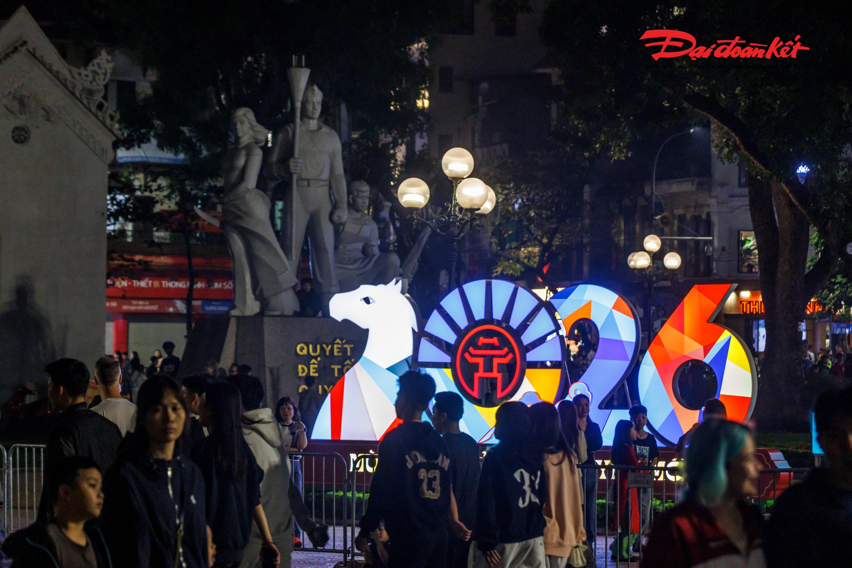 
Tối 29 Tết, khu vực quanh Hồ Gươm trở thành tâm điểm của Thủ đô khi hàng vạn người dân và du khách đổ về chờ đón thời khắc giao thừa.&nbsp;