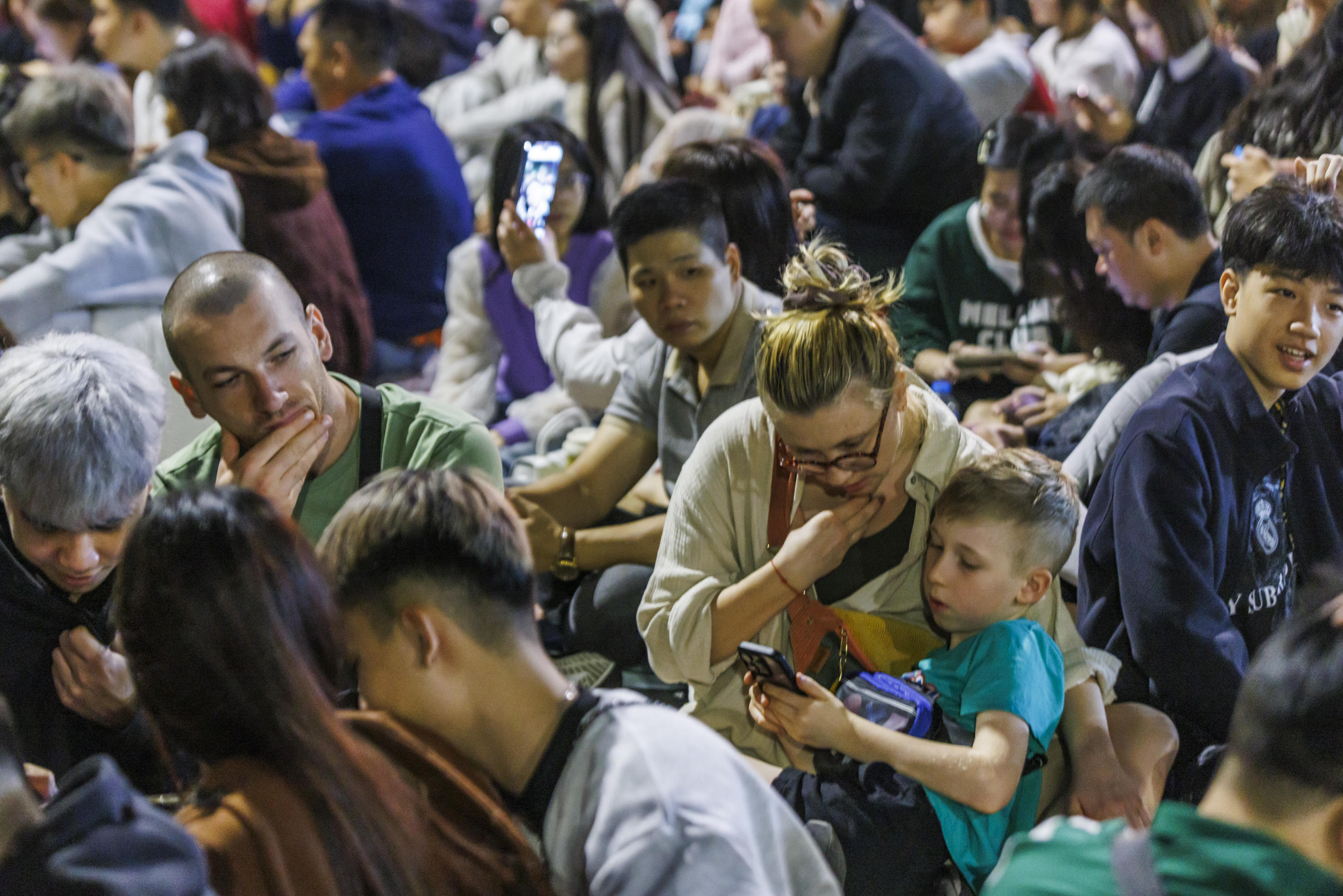 Các gia đình, nhóm bạn trẻ và nhiều du khách quốc tế chọn cho mình vị trí thuận lợi quanh bờ hồ để có tầm nhìn đẹp nhất hướng về khu vực bắn pháo hoa.
