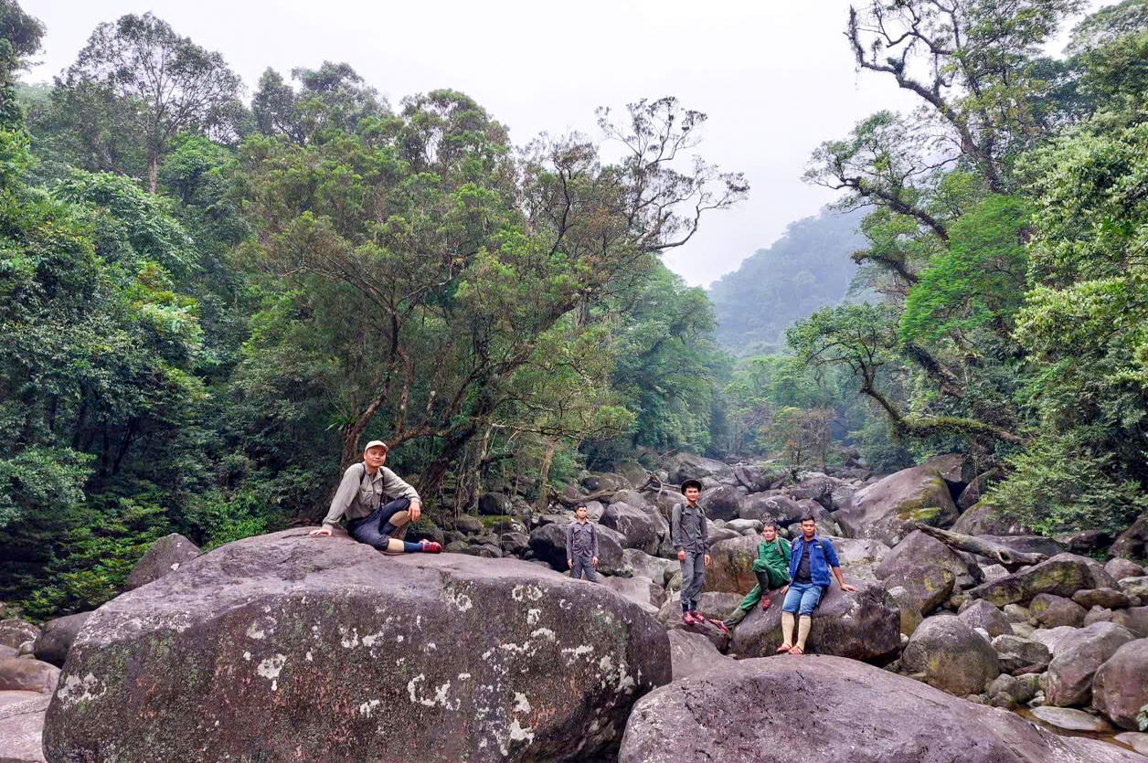 Khi trời còn bảng lảng sương, tổ công tác đã khoác ba lô rời điểm xuất phát, phía trước là quãng rừng kéo dài hàng chục kilômét không có lối mòn rõ ràng, chỉ có bản đồ, tọa độ GPS và kinh nghiệm thực địa tích lũy qua nhiều năm.