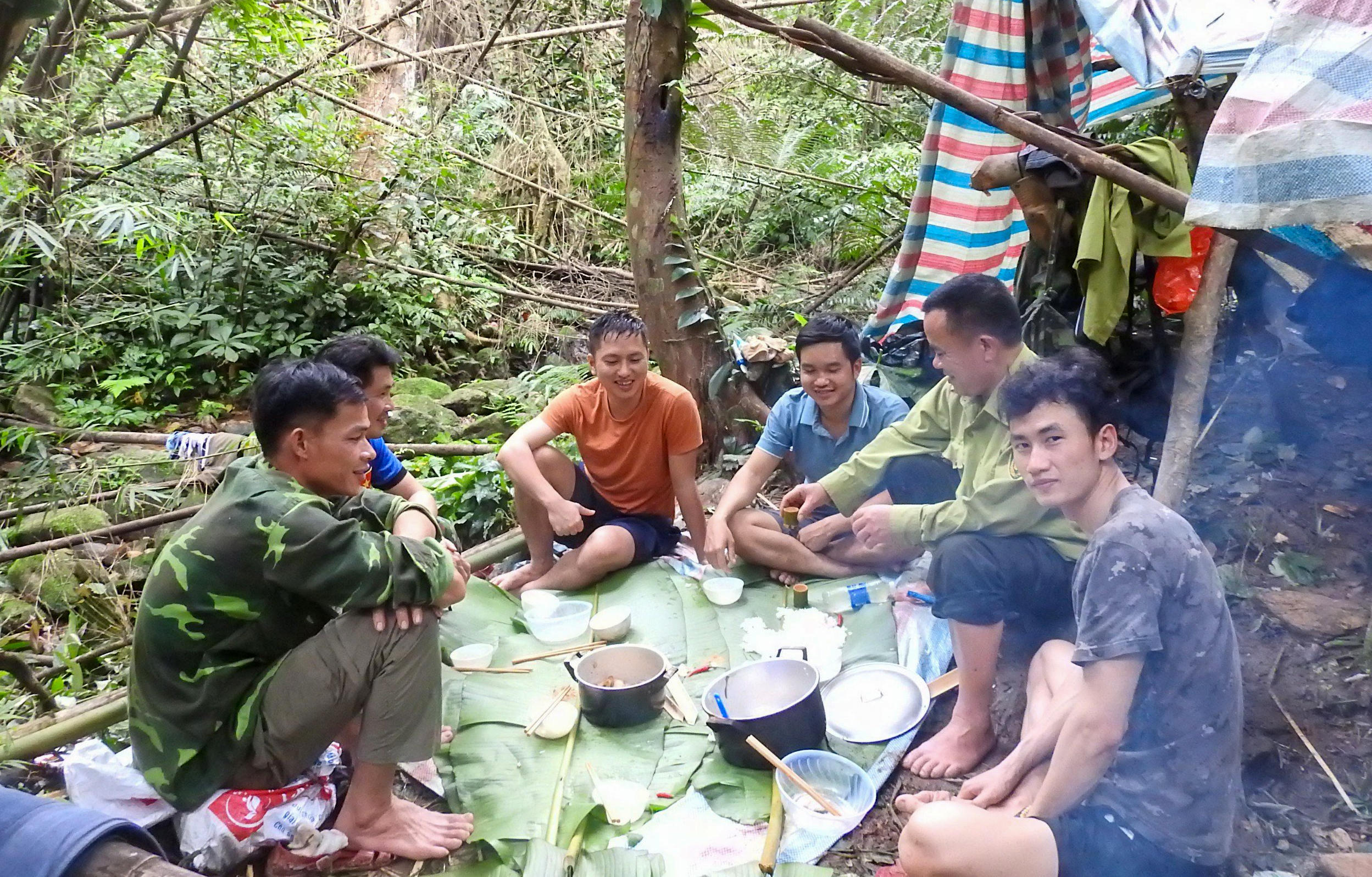 Để hoàn thành kế hoạch, cán bộ phải tính toán kỹ lương thực, pin dự phòng, thời gian di chuyển, bởi có chuyến đi kéo dài nhiều ngày, không thể quay về ngay khi thời tiết thay đổi.