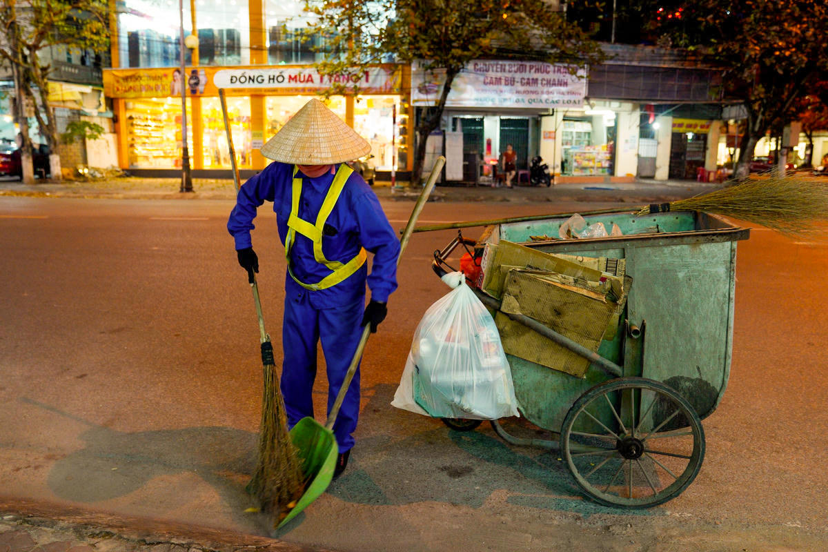 Phía sau diện mạo thông thoáng của một đô thị đầu năm là những ca trực kéo dài. Ảnh: Cẩm Kỳ&nbsp;