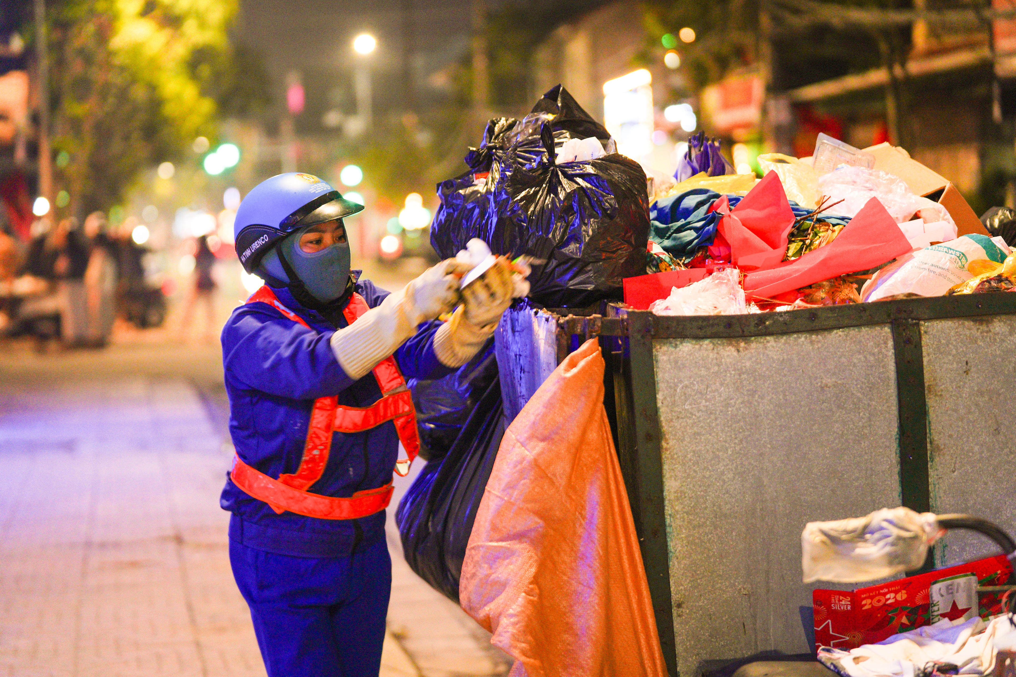 Chị Đậu Thương hơn 31 năm chưa có một đêm giao thừa trọn vẹn. Ảnh: Cẩm Kỳ