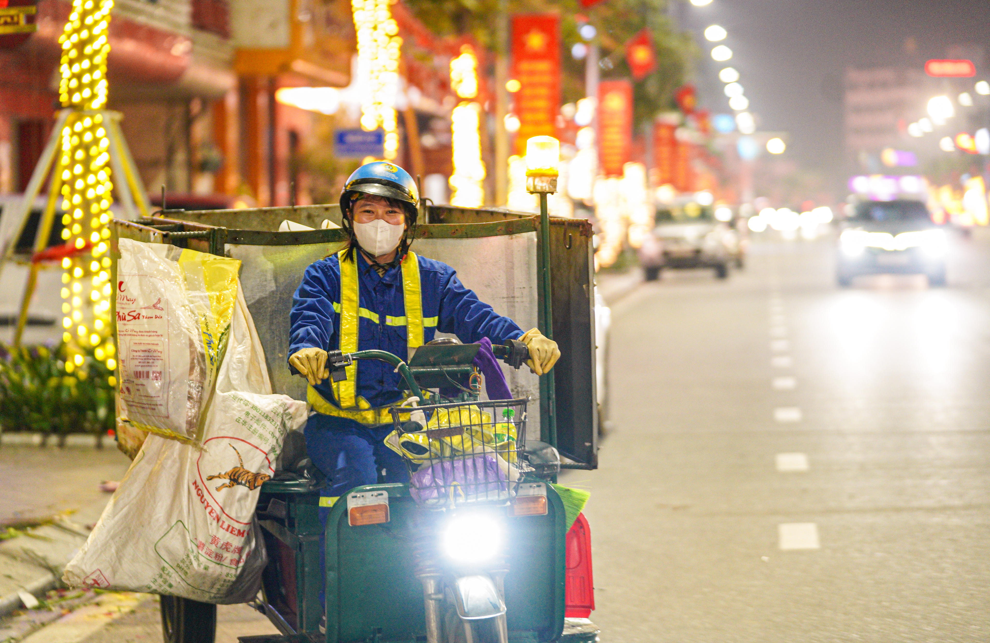 Nhiều năm nay, chị Nguyễn Thị Hương chỉ nghỉ duy nhất ngày mồng 1 tết. Ảnh: Cẩm Kỳ&nbsp;