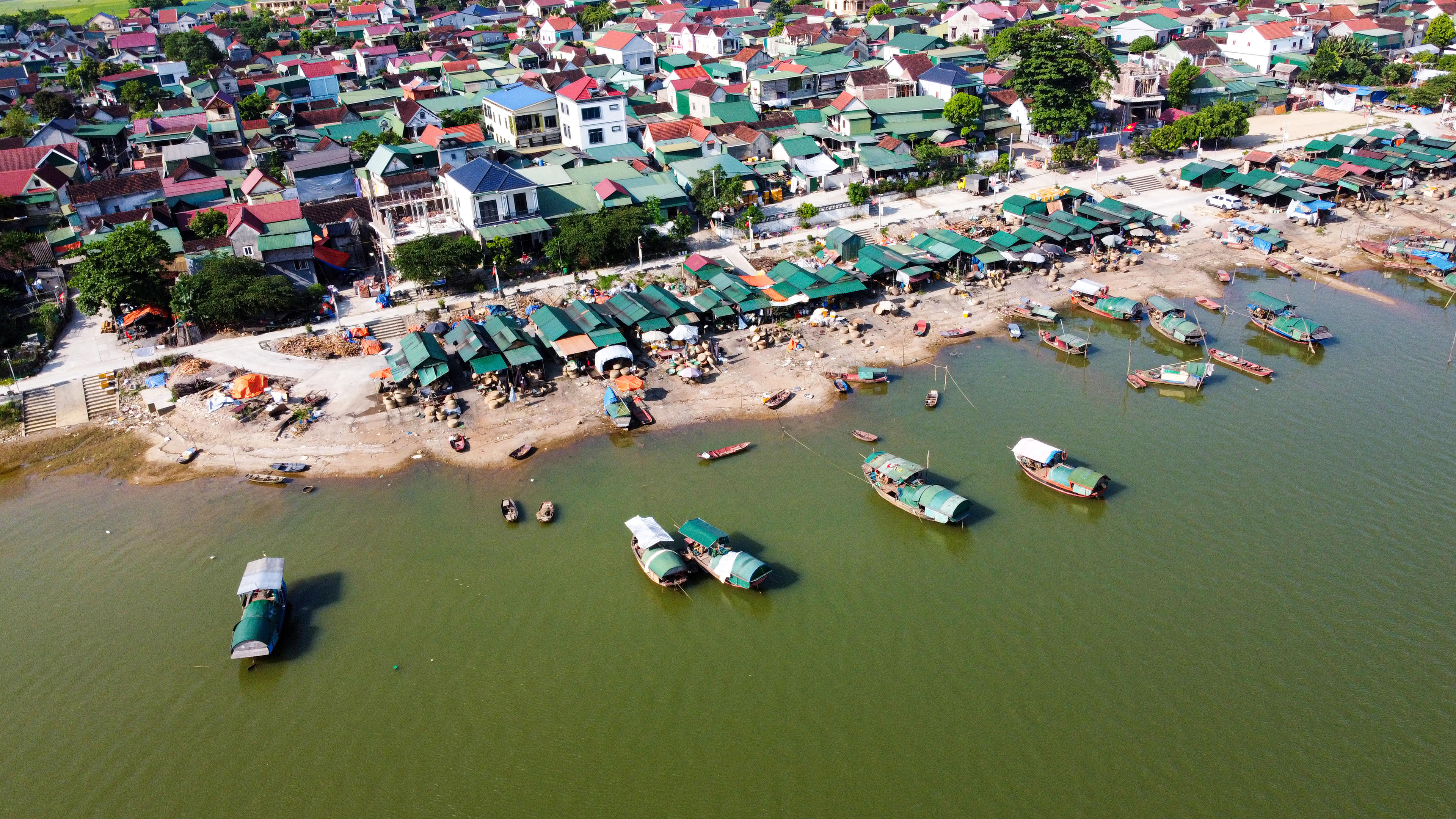 Trời còn bảng lảng sương, những chiếc thuyền gỗ, thuyền máy ở thôn Bến Hến đã rời bến. Ảnh: Cẩm Kỳ&nbsp;
