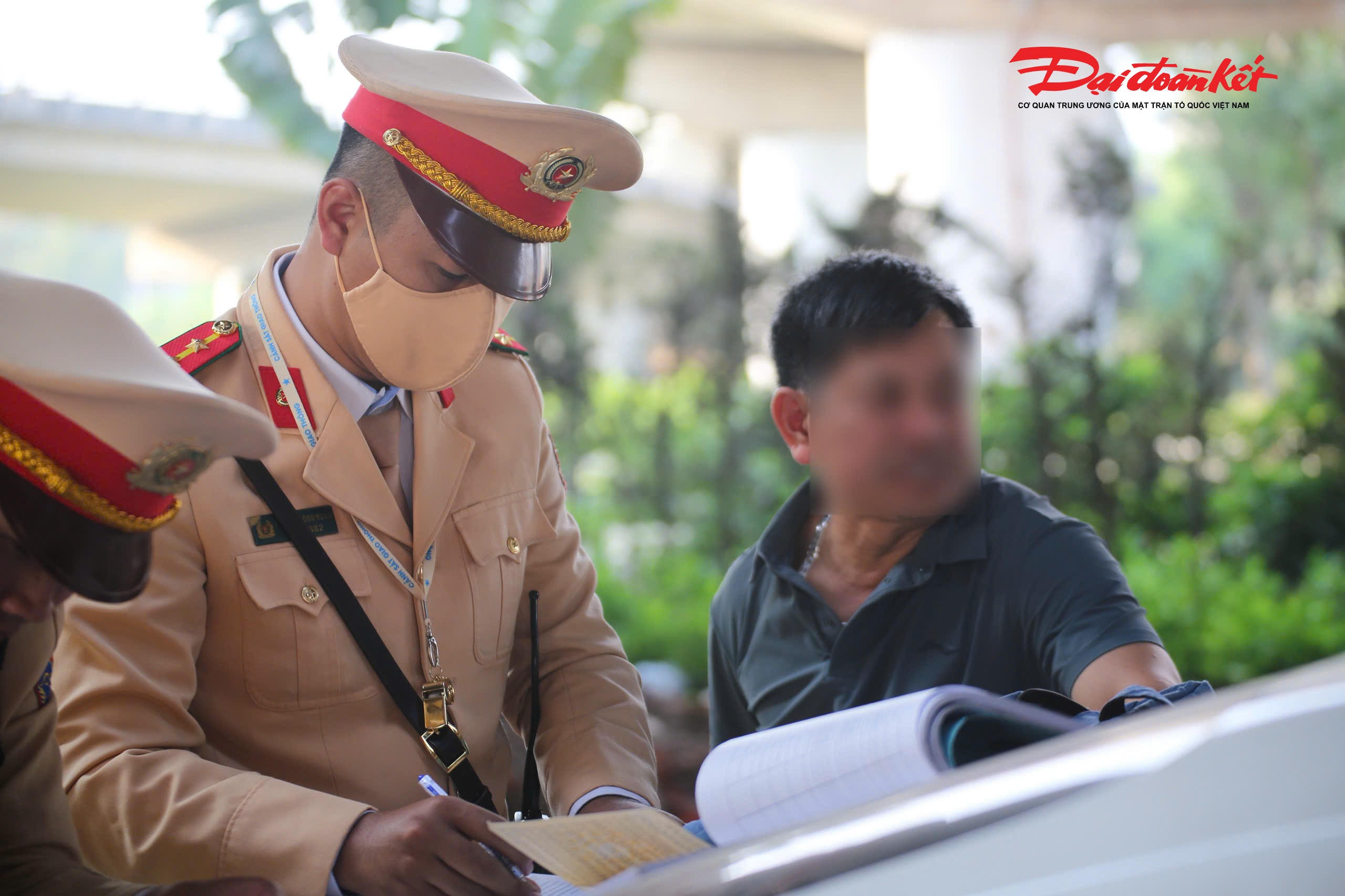 Theo quy định hiện hành, với vi phạm trên, lái xe bị xử phạt 500.000 đồng cho mỗi người vượt quá số lượng cho phép; chủ phương tiện (Công ty XTX Vận tải N.B) bị xử phạt 2 triệu đồng.