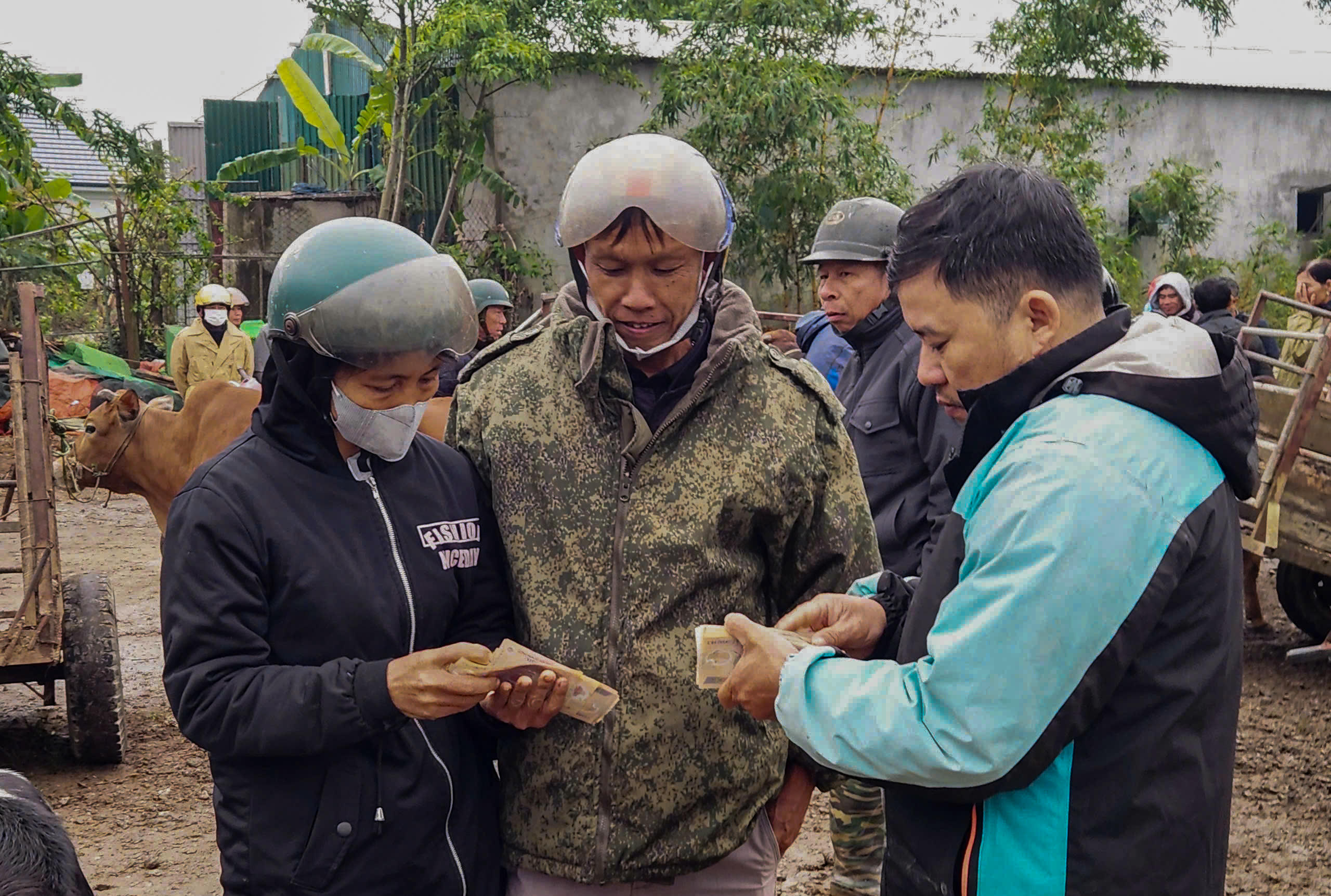 Người bán đếm tiền, người mua chỉnh lại dây buộc, cò rời bãi chuẩn bị cho phiên sau. Ảnh: Cẩm Kỳ&nbsp;
