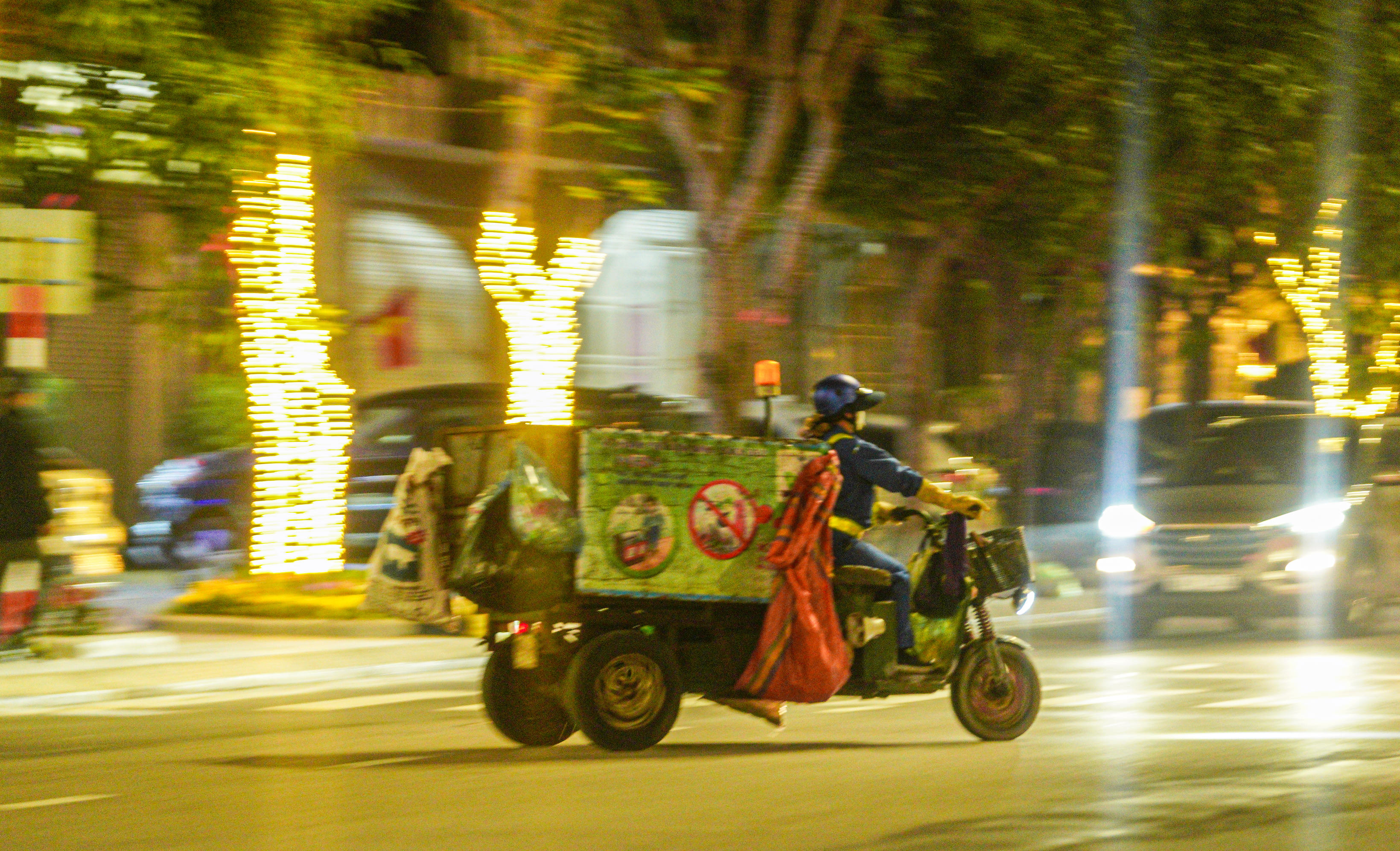 Công nhân Công ty Cổ phần Môi trường &amp; Công trình đô thị Hà Tĩnh vẫn lặng lẽ bên những xe rác. Ảnh: Cẩm Kỳ&nbsp;