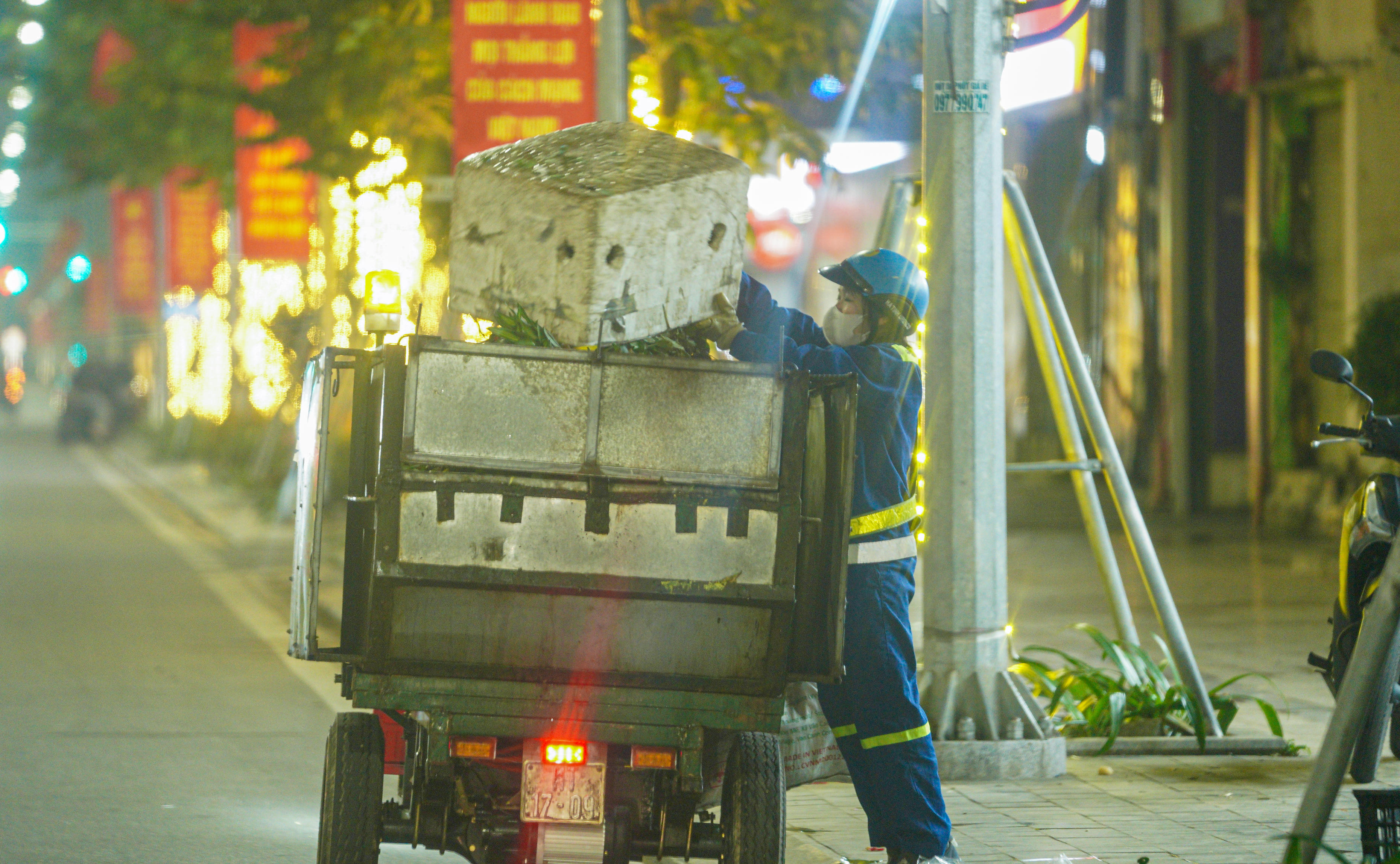 Các công nhân tổ chia nhau từng đoạn đường, làm việc từ sáng sớm đến tối muộn. Ảnh: Cẩm Kỳ&nbsp;