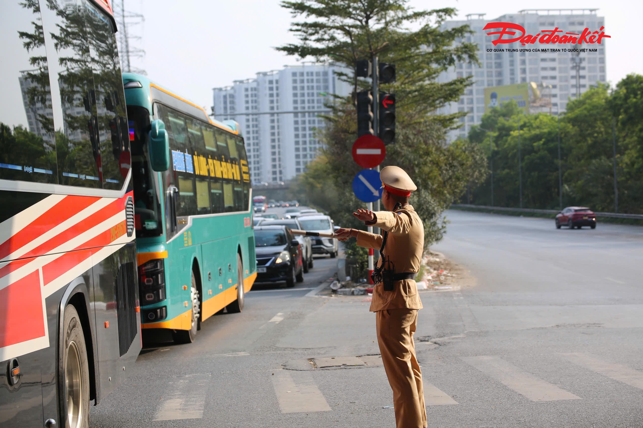 Đồng thời, lực lượng CSGT tăng cường tuần tra, kiểm soát, xử lý nghiêm các hành vi là nguyên nhân trực tiếp gây tai nạn, ùn tắc như vi phạm nồng độ cồn, chạy quá tốc độ, dừng, đỗ, đón trả khách sai quy định; đặc biệt siết chặt kiểm soát vận tải hành khách, kịp thời phát hiện và xử lý vi phạm, bảo đảm giao thông an toàn, thông suốt trong những ngày cuối kỳ nghỉ Tết.