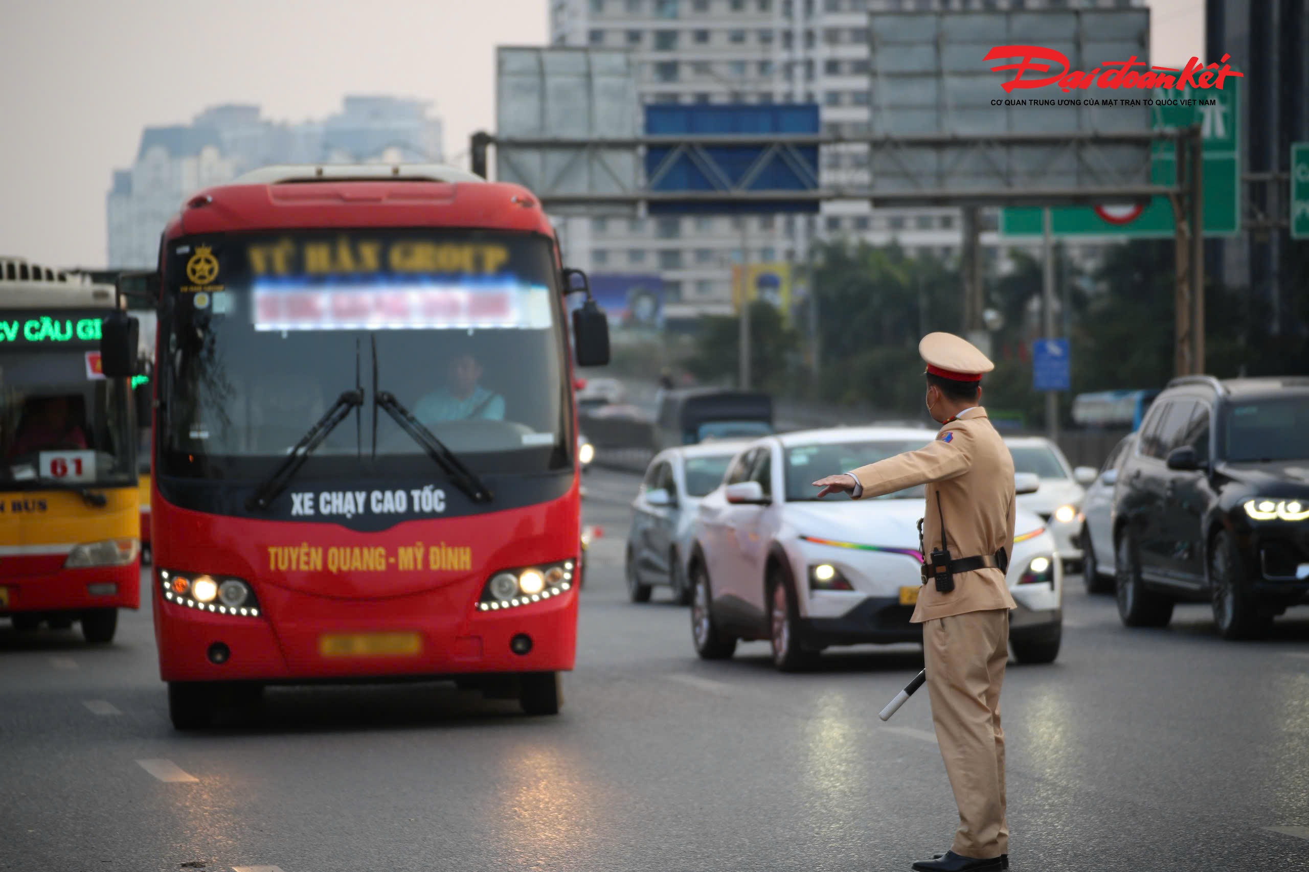 Chiều 20/2, tại khu vực bến xe Mỹ Đình (đường Phạm Hùng), tổ công tác Đội CSGT đường bộ số 6 tăng cường kiểm soát phương tiện vận tải hành khách, phát hiện và xử lý 4 trường hợp vi phạm, gồm 3 trường hợp dừng, đỗ sai quy định và 1 trường hợp chở quá số lượng khách.
