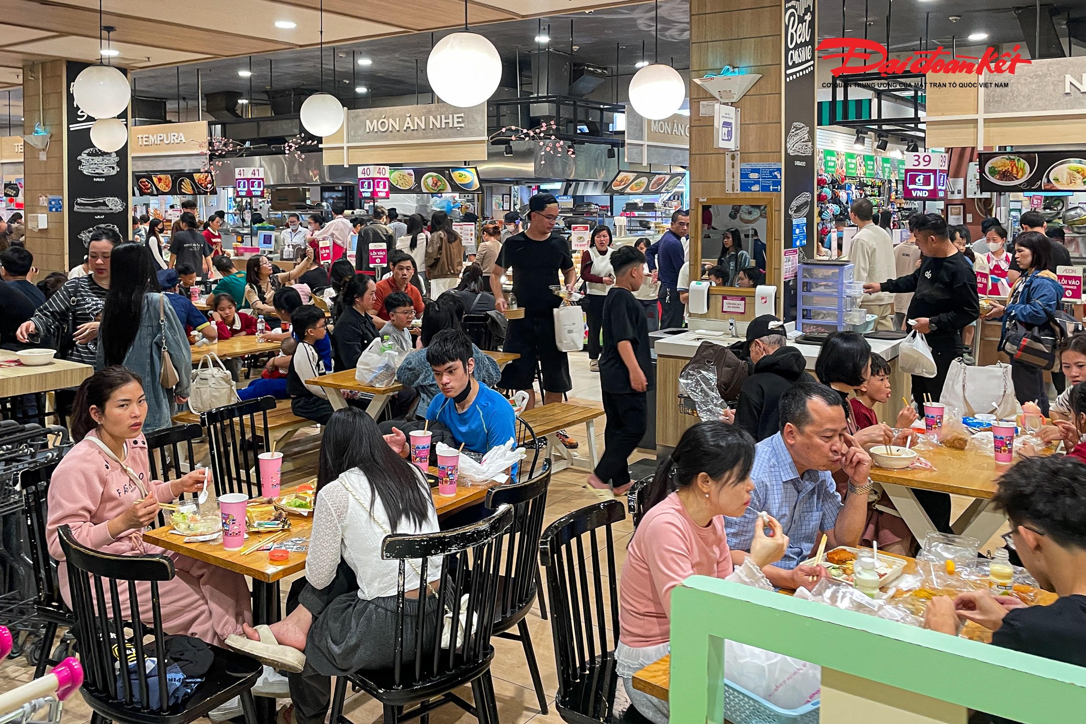 “Ở đây có đủ chỗ ăn uống, vui chơi cho trẻ nhỏ nên rất tiện. Dù đông nhưng vẫn vui vì không khí đầu năm nhộn nhịp”, anh Tuấn (phường Hoàn Kiếm) chia sẻ.