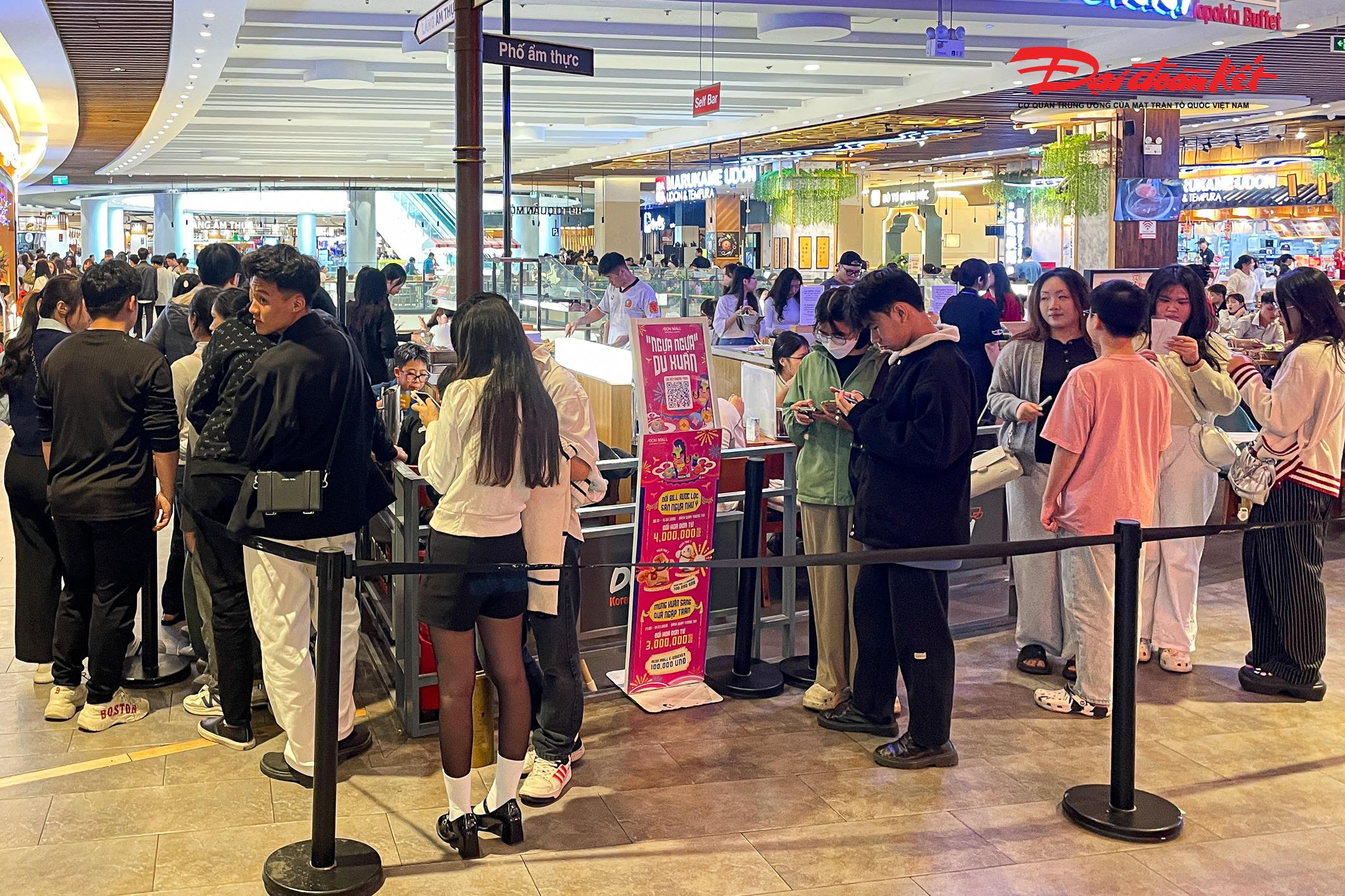 Không chỉ các nhà hàng lớn, khu đồ ăn nhanh và quầy trà sữa, cà phê cũng trong tình trạng tương tự. Tại một số thương hiệu nổi tiếng, dòng người xếp hàng kéo dài ra tận lối đi chung. Tiếng gọi món, tiếng trò chuyện rộn ràng khiến không khí khu ẩm thực trở nên sôi động hơn thường ngày.