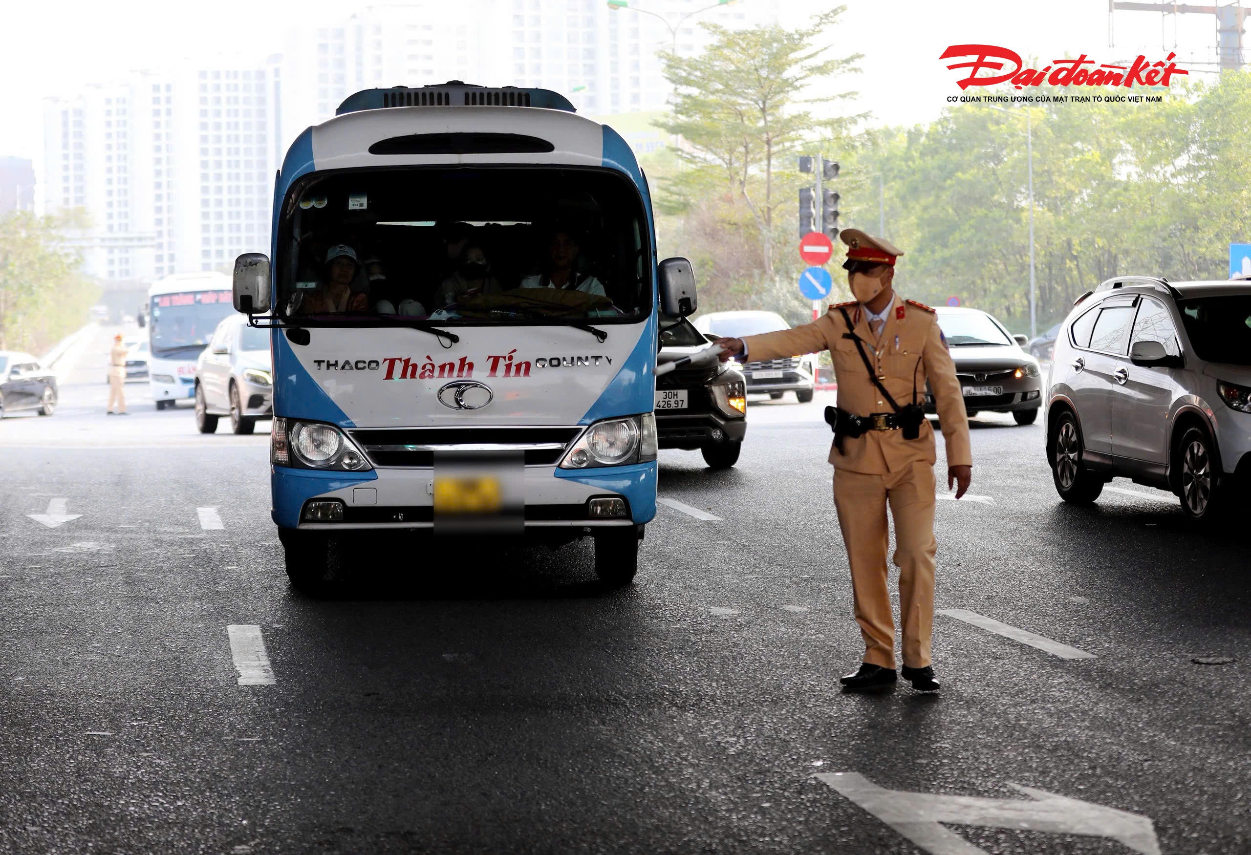 Ngoài ra, CSGT còn sử dụng flycam ghi hình các xe khách vi phạm như dừng, đỗ, đón trả khách sai quy định… làm căn cứ xử lý theo quy định.