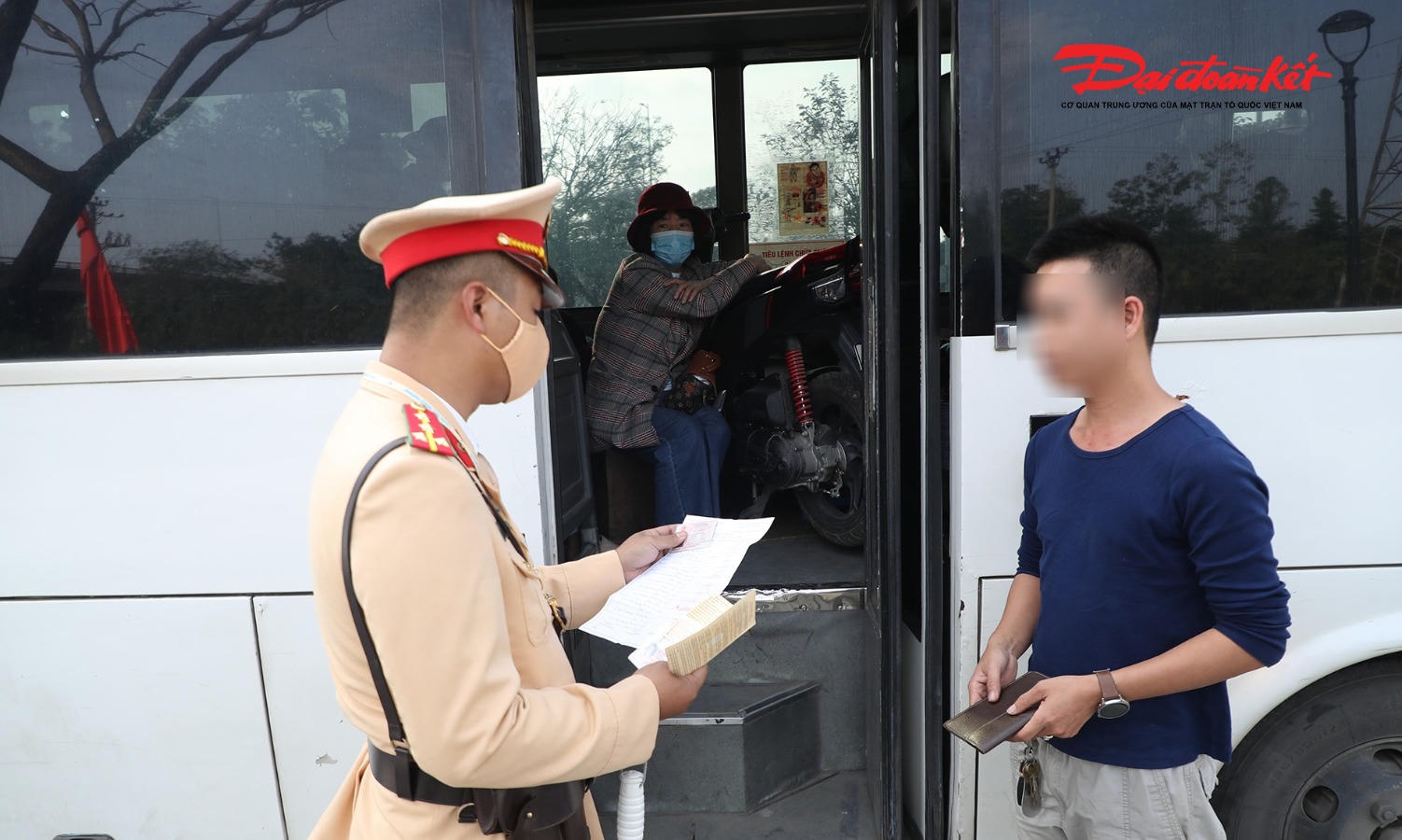 Trong ca làm nhiệm vụ, tổ CSGT phát hiện ô tô khách biển số 90B-007.XX chạy tuyến Ninh Bình – Hà Nội vi phạm lỗi chở xe máy trên khoang hành khách. Làm việc với lực lượng chức năng, tài xế cho biết hành khách thuê nhà xe vận chuyển để có phương tiện đi lại trong dịp Tết. Tổ CSGT đã lập biên bản xử phạt lỗi chở hàng hóa trên khoang hành khách, với mức phạt 700.000 đồng đối với tài xế.