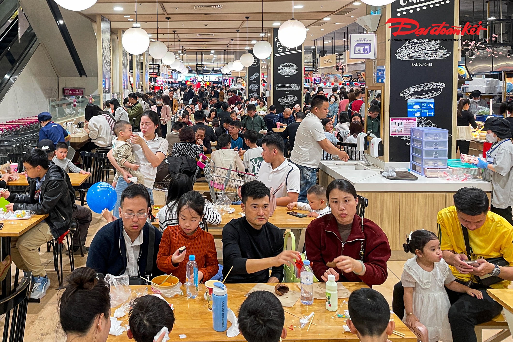 Nhiều gia đình cho biết, sau ba ngày đầu năm chủ yếu đi chúc Tết họ hàng, mùng 4 là thời điểm thích hợp để cả nhà cùng ra ngoài đổi không khí.