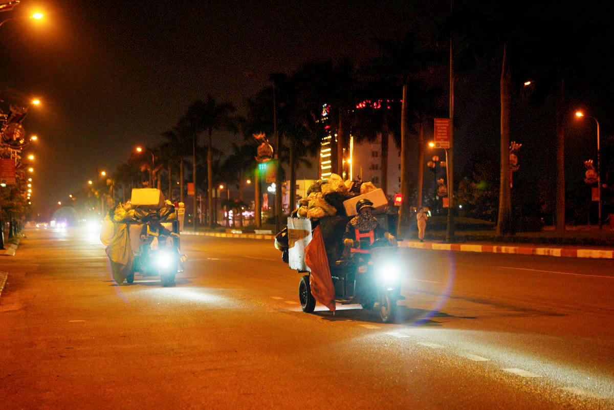 Không khí Tết rộn ràng nhưng nhịp lao động không vì thế mà chậm lại. Ảnh: Cẩm Kỳ&nbsp;