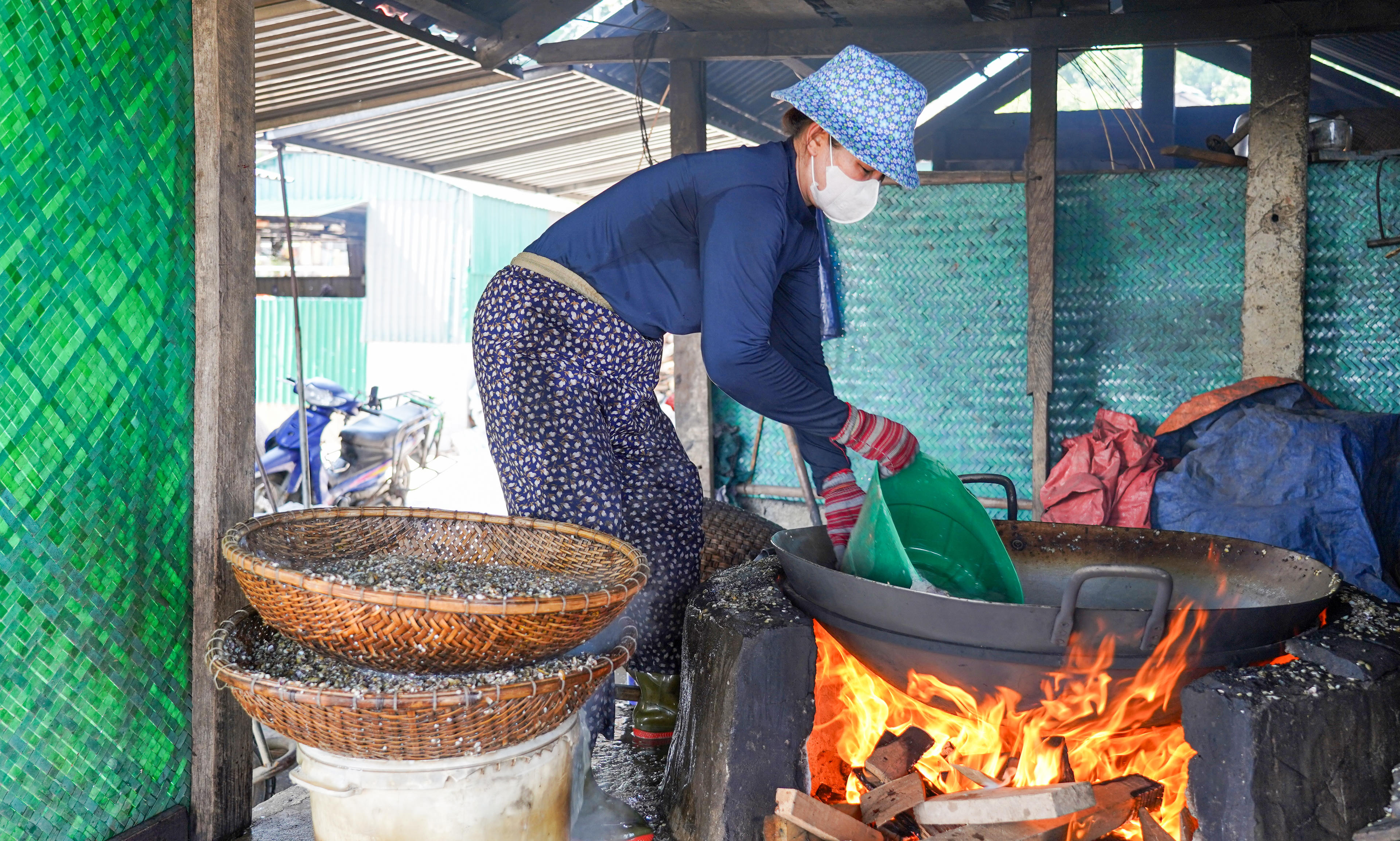 Luộc hến không chỉ là đun sôi một nồi nước, đó là cả một kinh nghiệm được truyền lại qua nhiều thế hệ. Ảnh: Cẩm Kỳ&nbsp;