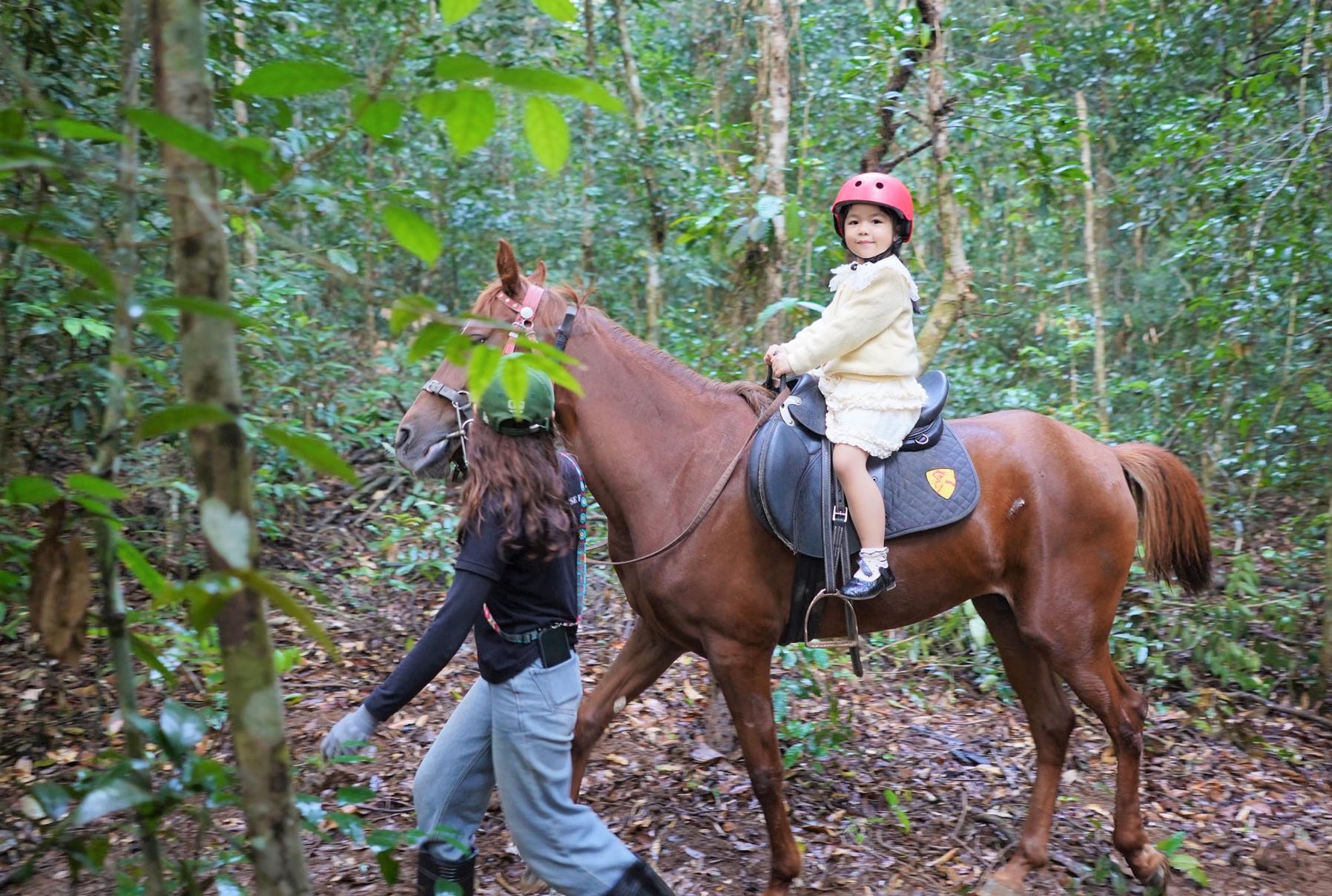 Những em nhỏ thích thú khi được cưỡi ngựa. Ảnh: CV.